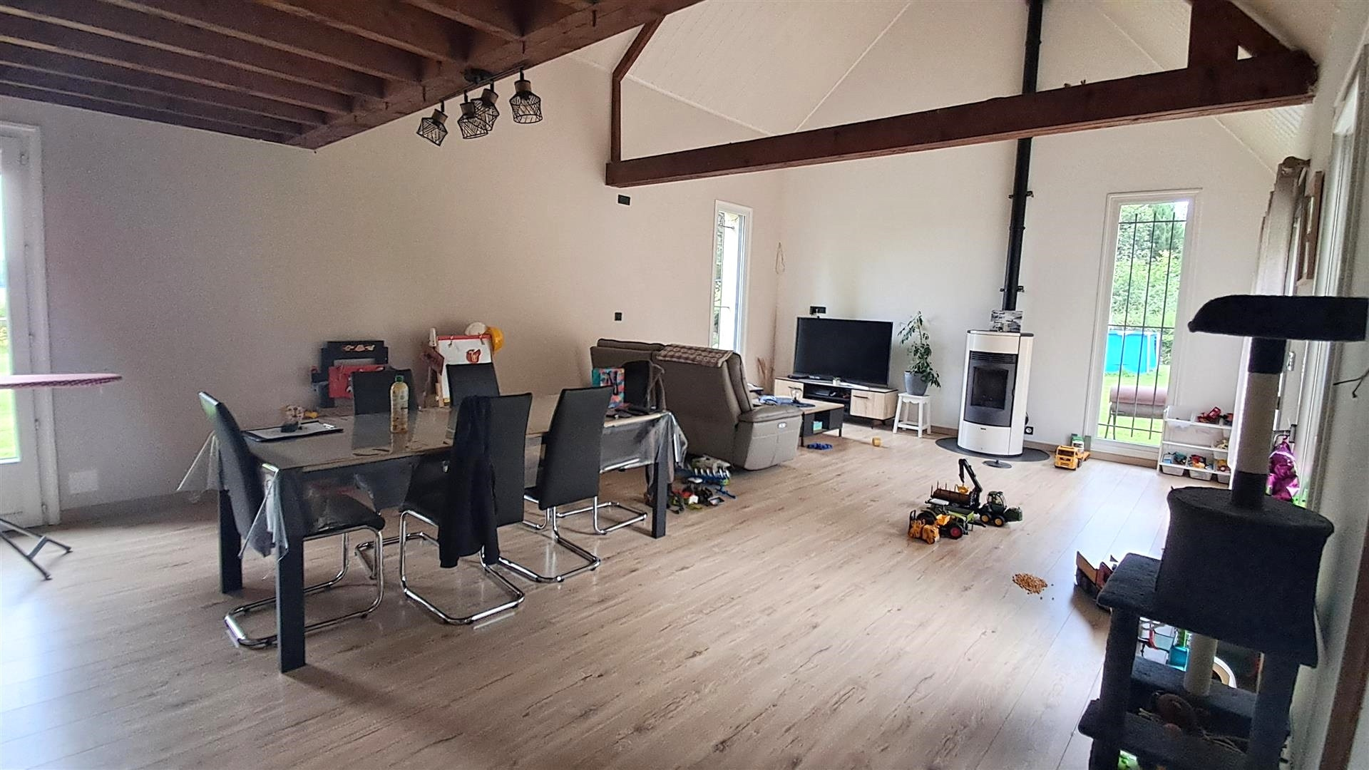 Dans un environnement calme, MAISON TRADITIONNELLE ENTIÈREMENT RÉNOVÉESENONCHES