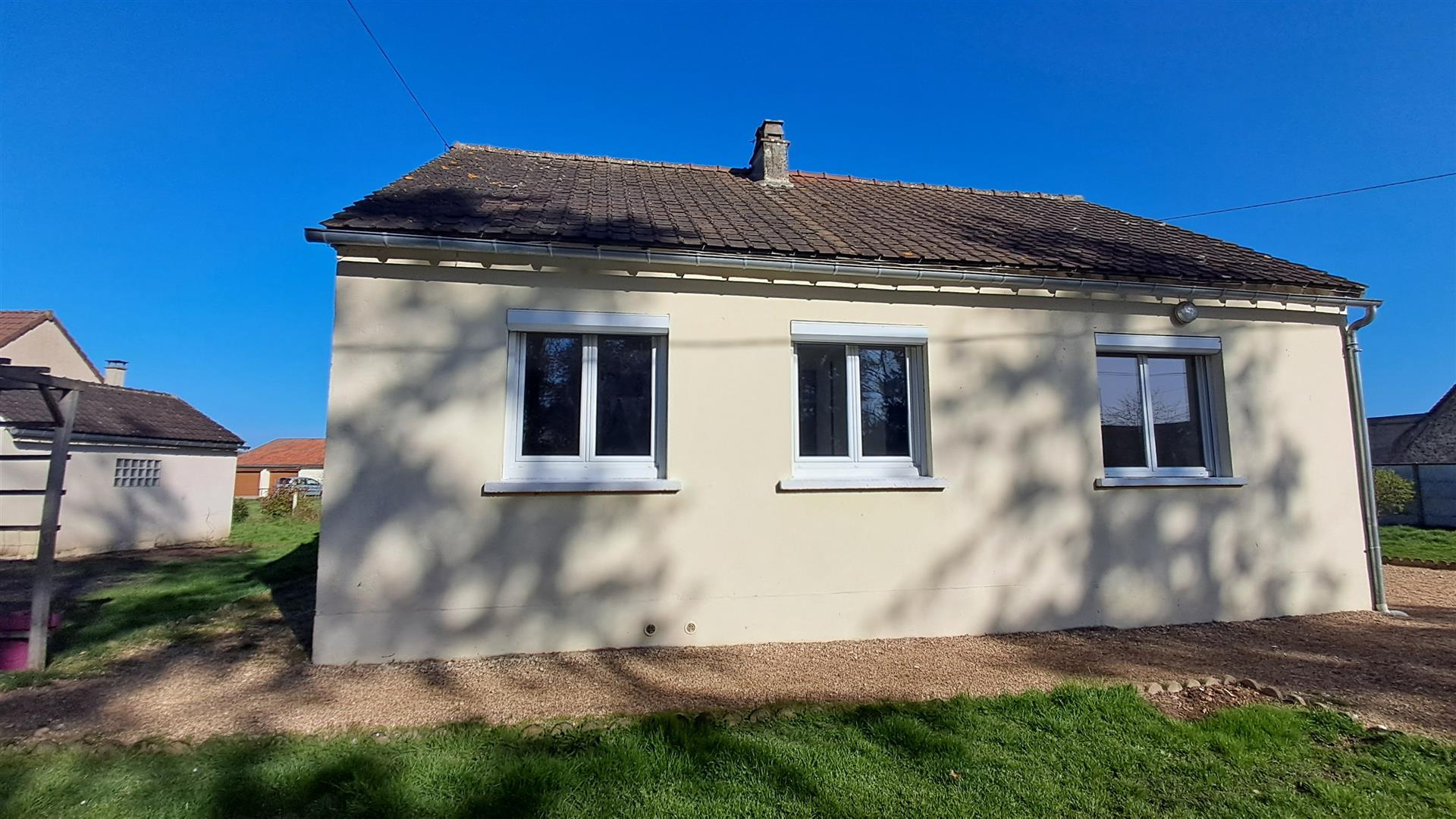 Située dans une impasse, MAISON TRADITIONNELLE RÉNOVÉE avec goûtSENONCHES