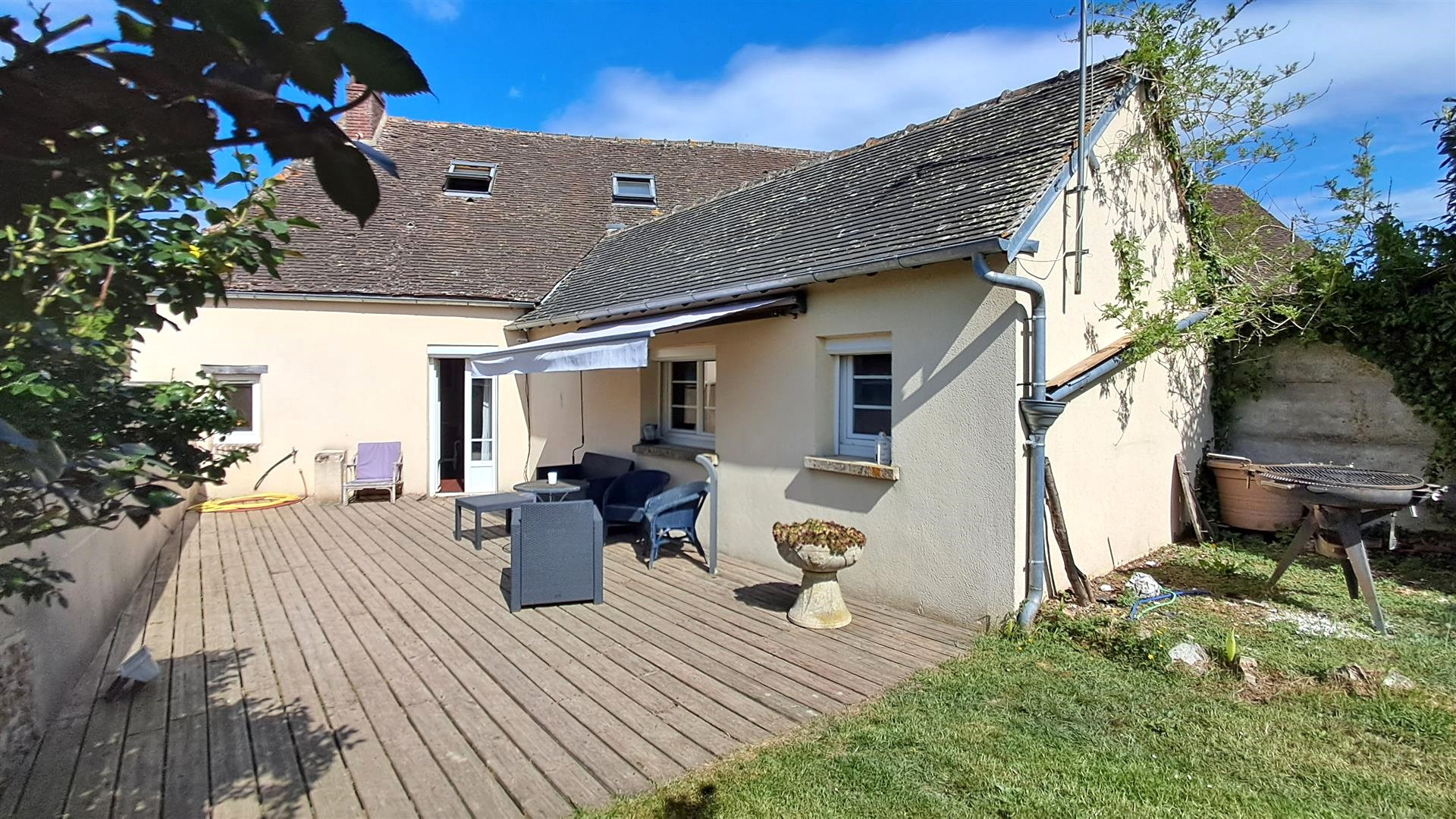 Située dans un petit village, BELLE MAISON ANCIENNE RÉNOVÉE mitoyenneMAILLEBOIS