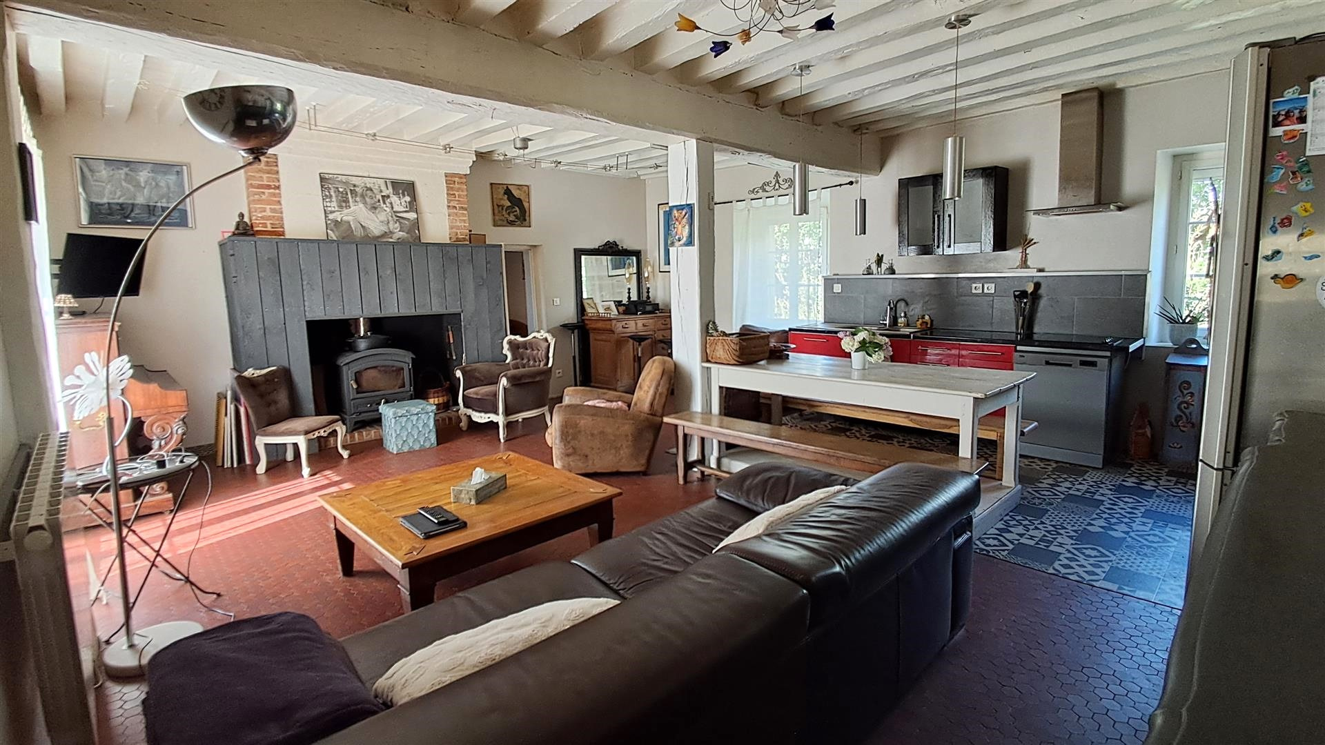 Située dans un petit village, BELLE MAISON ANCIENNE RÉNOVÉE mitoyenneMAILLEBOIS