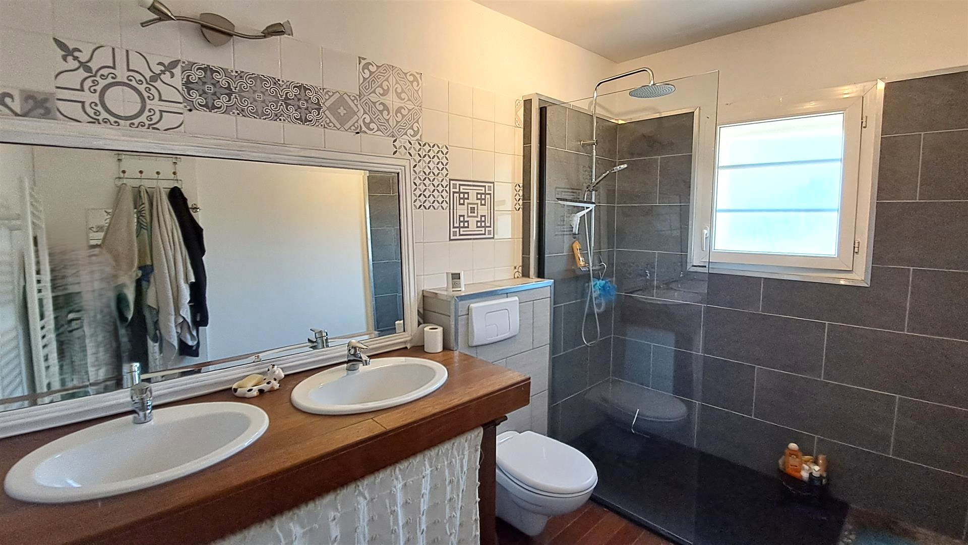 Située dans un petit village, BELLE MAISON ANCIENNE RÉNOVÉE mitoyenneMAILLEBOIS