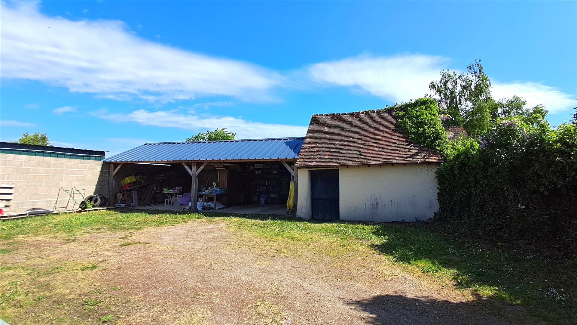 Située dans un petit village, BELLE MAISON ANCIENNE RÉNOVÉE mitoyenneMAILLEBOIS