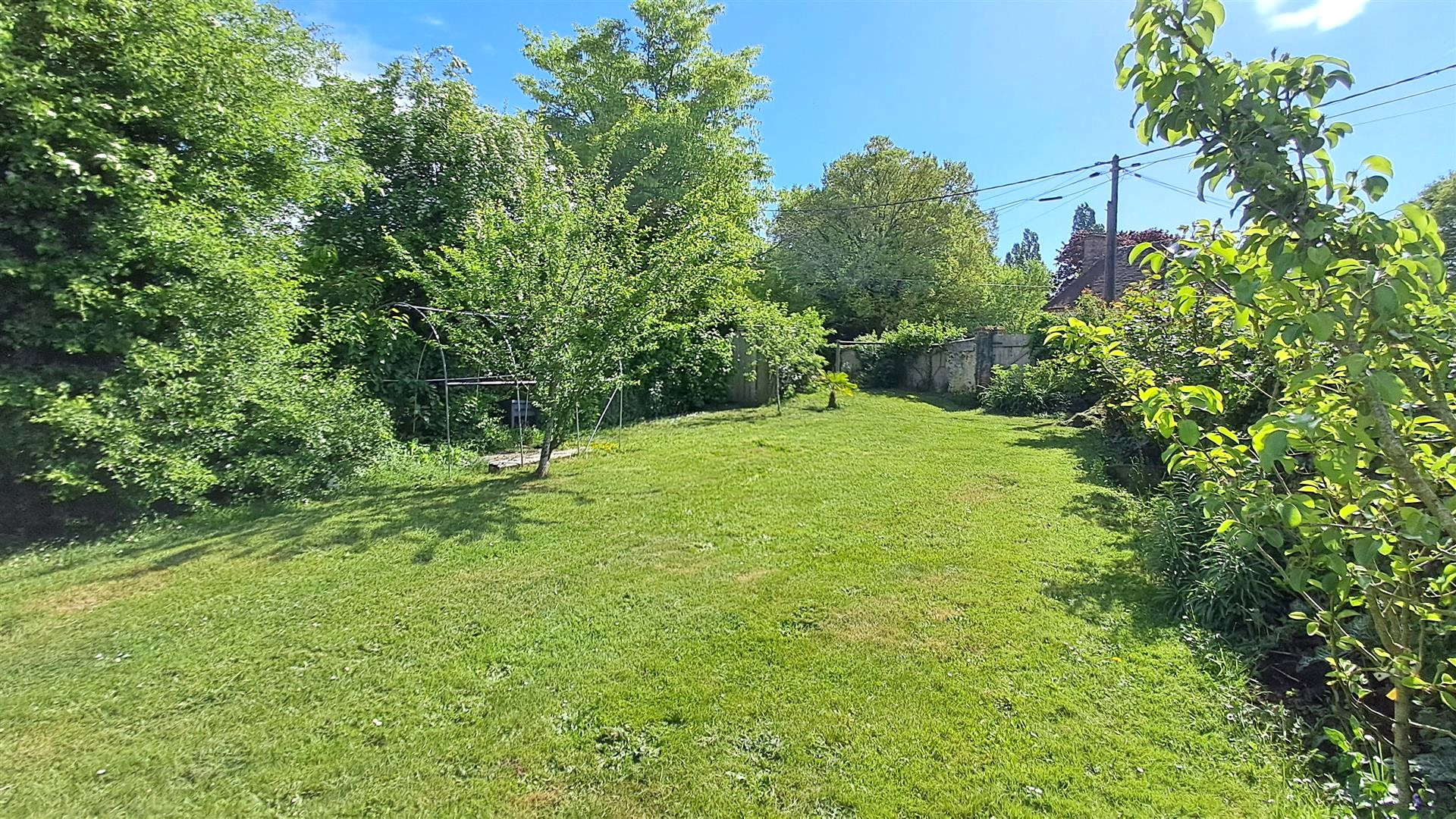 Située dans un petit village, BELLE MAISON ANCIENNE RÉNOVÉE mitoyenneMAILLEBOIS