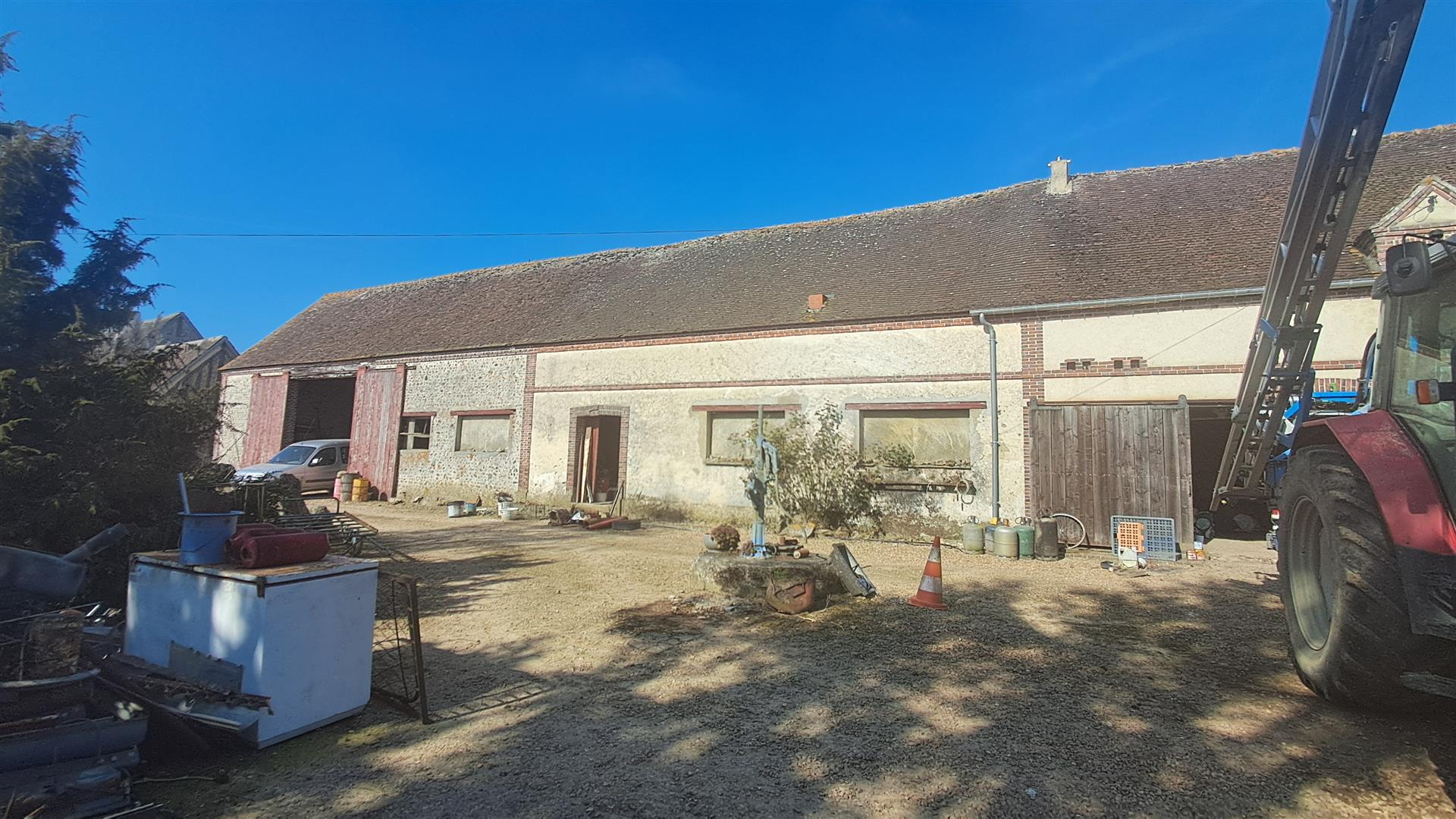 ANCIEN CORPS DE FERME décomposé de la manière suivante : Maison d'habitation : cuisine, séjour, une chambre, SLA Ferté VIDAME