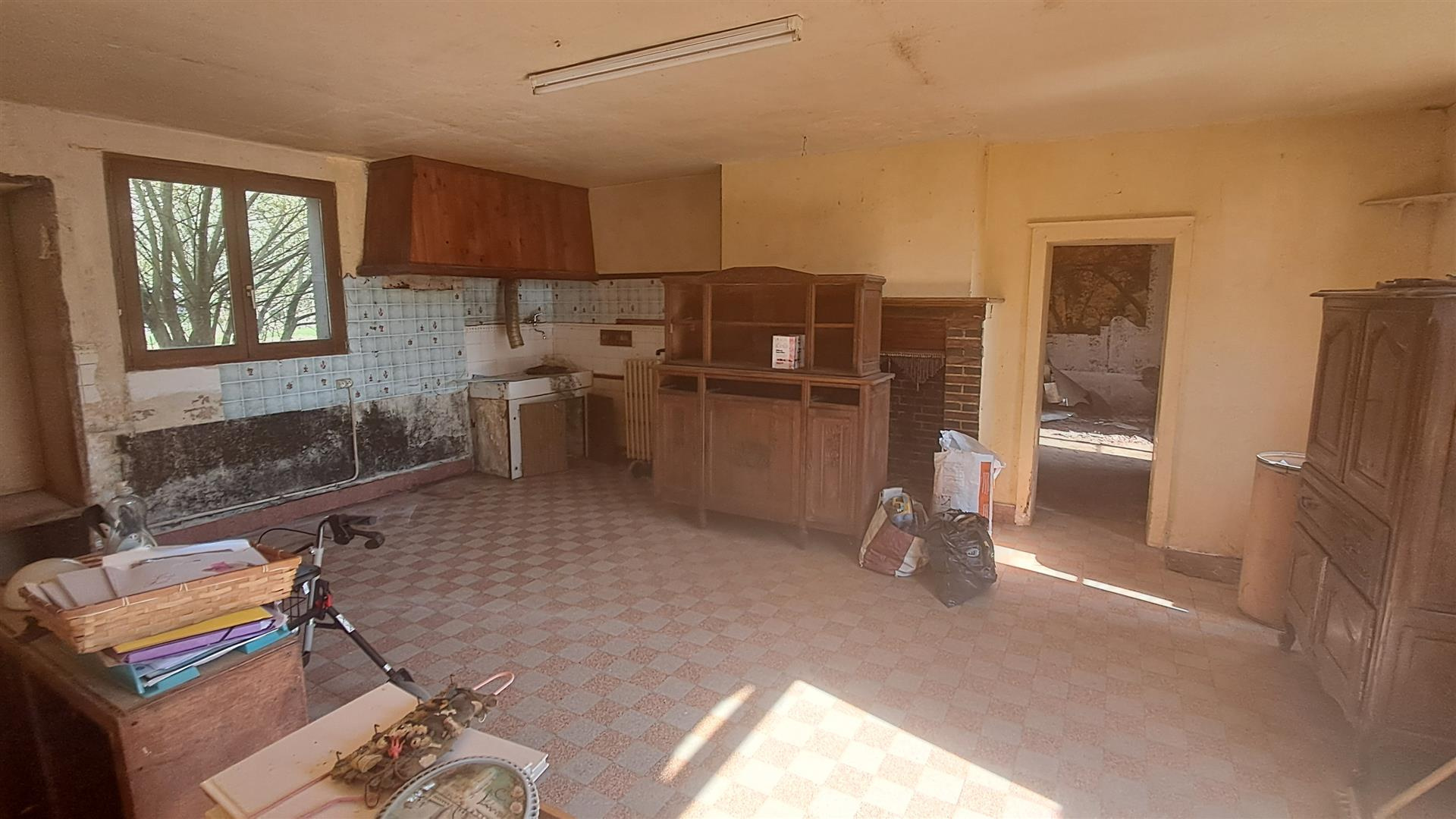 ANCIEN CORPS DE FERME décomposé de la manière suivante : Maison d'habitation : cuisine, séjour, une chambre, SLA Ferté VIDAME