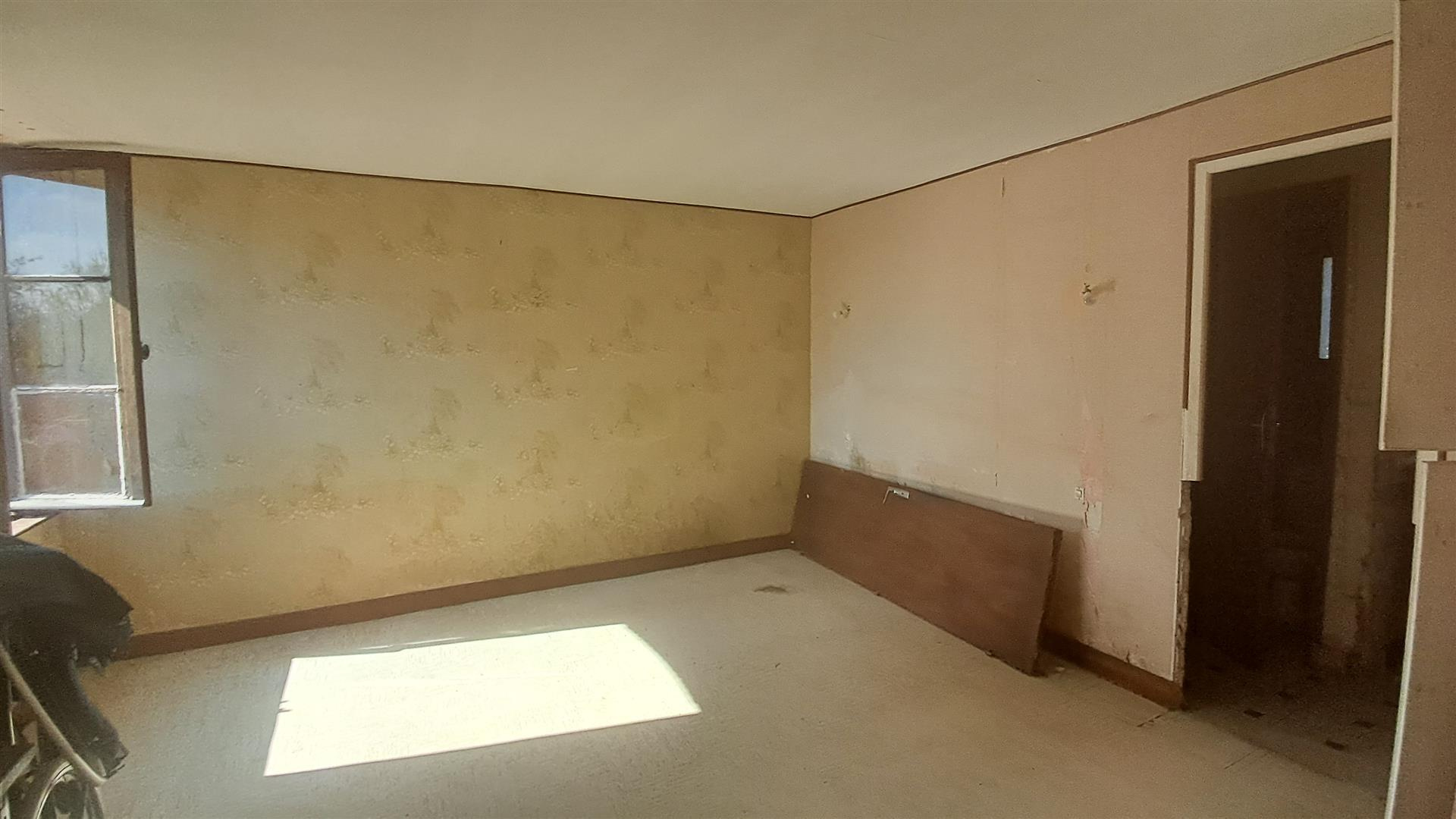 ANCIEN CORPS DE FERME décomposé de la manière suivante : Maison d'habitation : cuisine, séjour, une chambre, SLA Ferté VIDAME