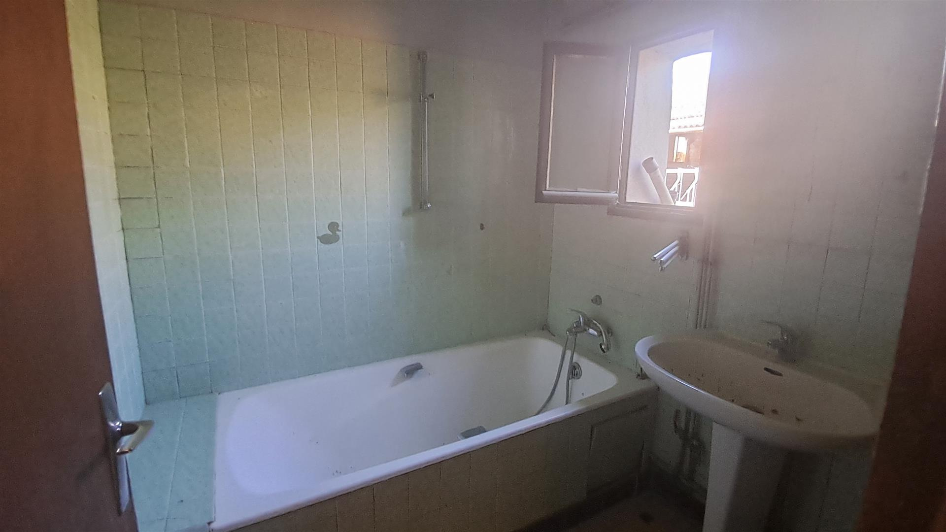 ANCIEN CORPS DE FERME décomposé de la manière suivante : Maison d'habitation : cuisine, séjour, une chambre, SLA Ferté VIDAME