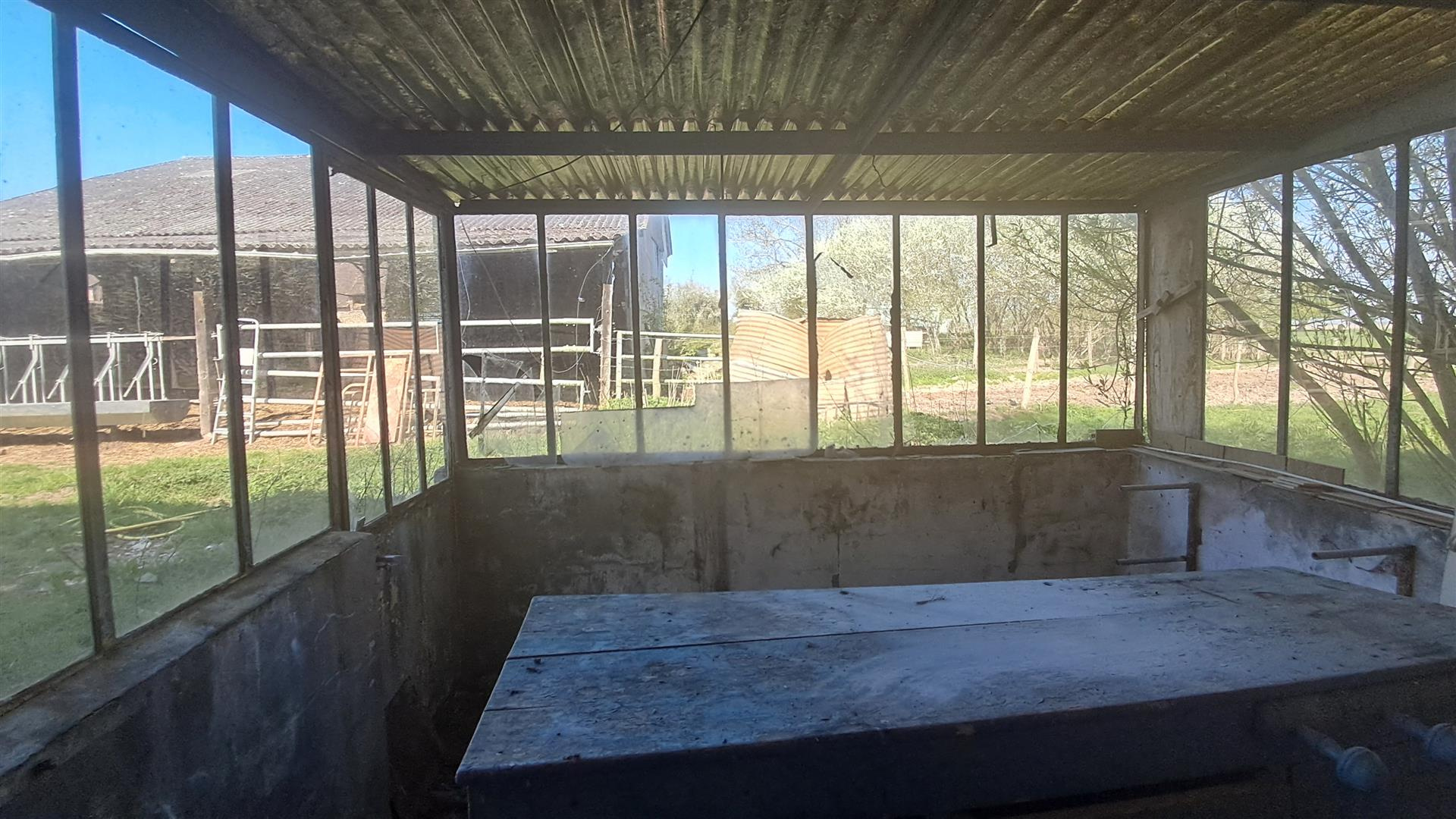 ANCIEN CORPS DE FERME décomposé de la manière suivante : Maison d'habitation : cuisine, séjour, une chambre, SLA Ferté VIDAME