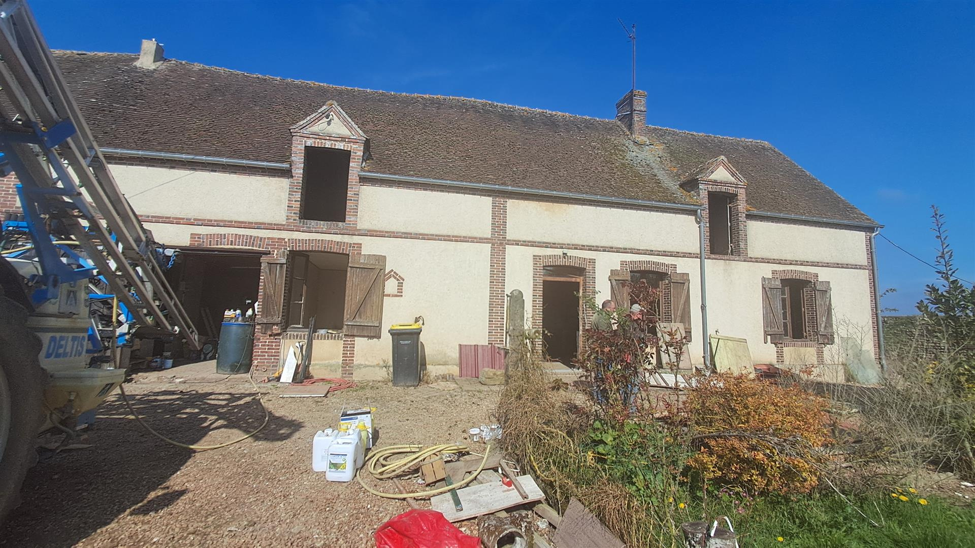 ANCIEN CORPS DE FERME décomposé de la manière suivante : Maison d'habitation : cuisine, séjour, une chambre, SLA Ferté VIDAME