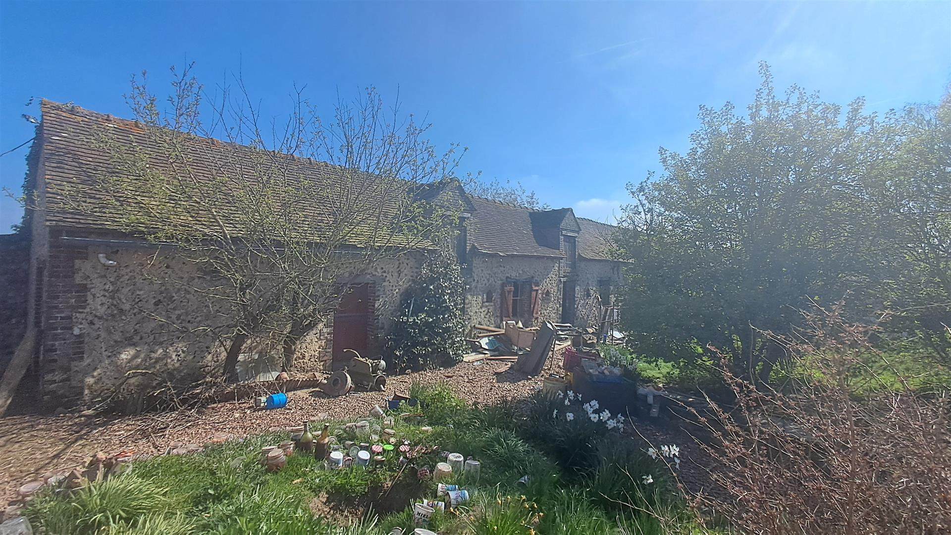 ANCIEN CORPS DE FERME décomposé de la manière suivante : Maison d'habitation : cuisine, séjour, une chambre, SLA Ferté VIDAME