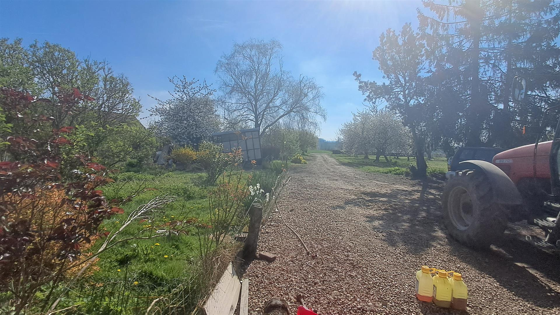 ANCIEN CORPS DE FERME décomposé de la manière suivante : Maison d'habitation : cuisine, séjour, une chambre, SLA Ferté VIDAME