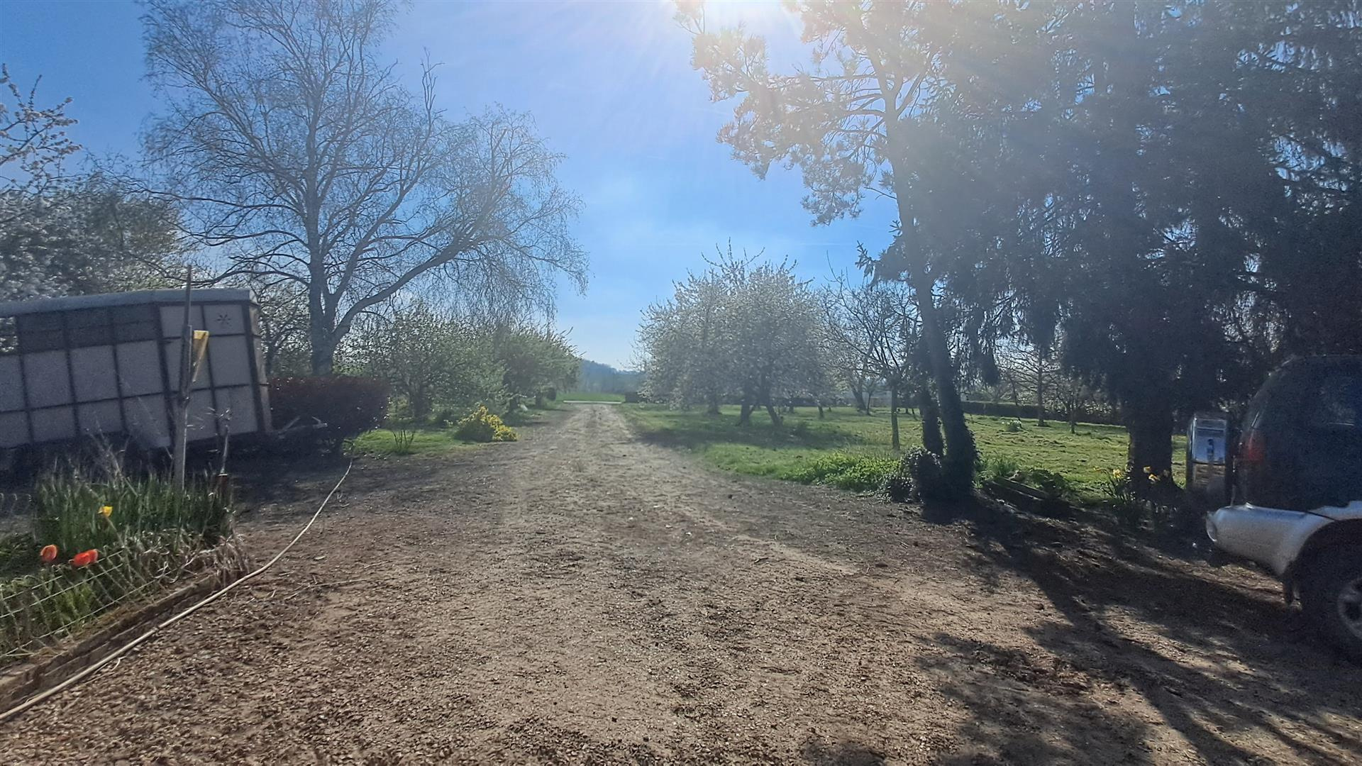 ANCIEN CORPS DE FERME décomposé de la manière suivante : Maison d'habitation : cuisine, séjour, une chambre, SLA Ferté VIDAME