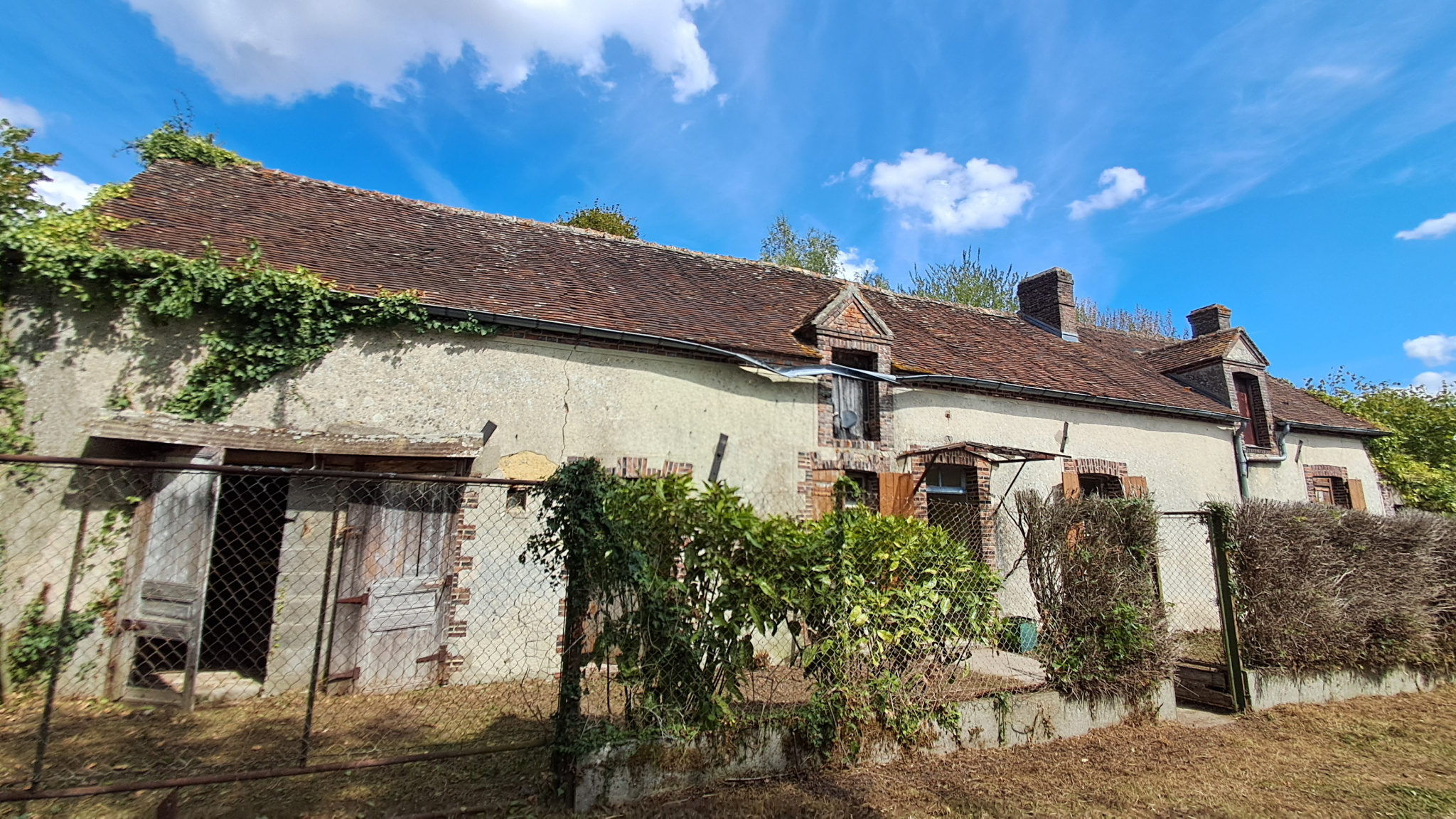 MAISON DE CAMPAGNE A RESTAURER DANS UN HAMEAU AU CALMELA LOUPE
