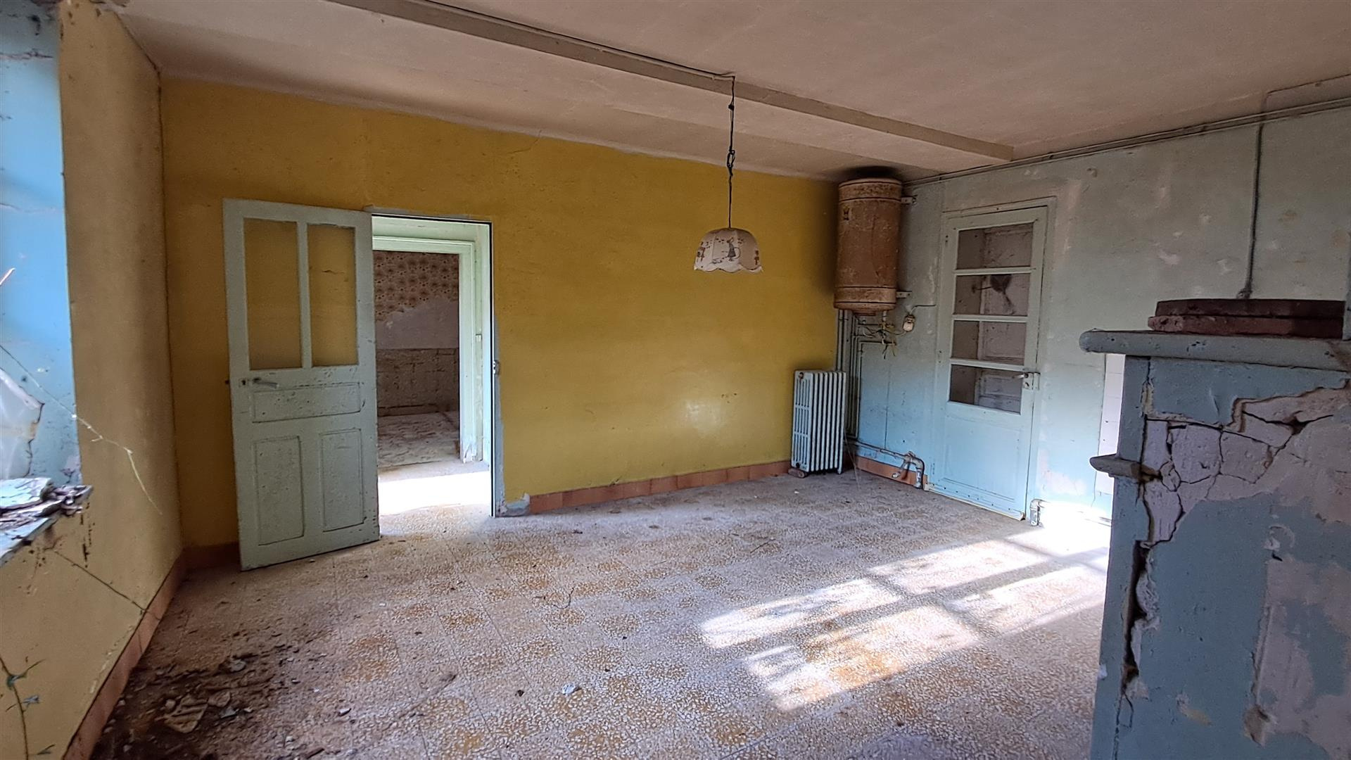 MAISON DE CAMPAGNE A RESTAURER DANS UN HAMEAU AU CALMELA LOUPE