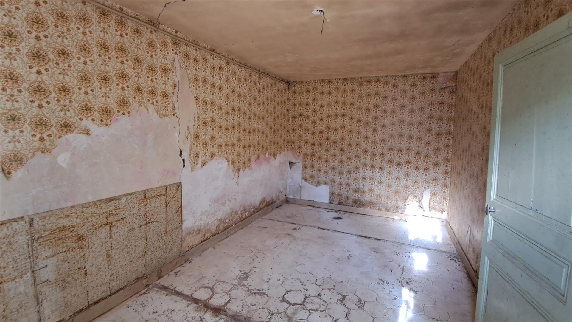 MAISON DE CAMPAGNE A RESTAURER DANS UN HAMEAU AU CALMELA LOUPE