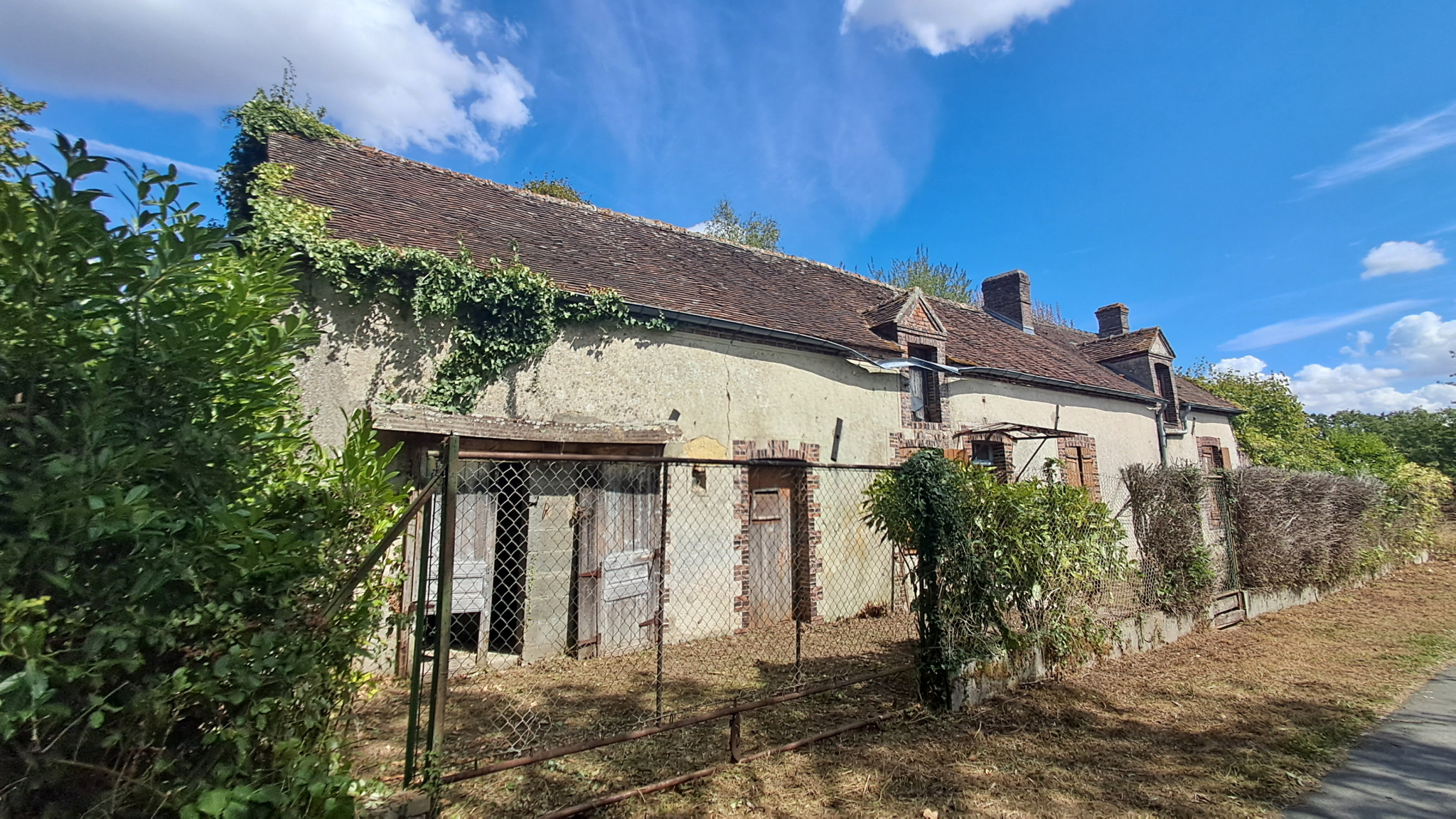 MAISON DE CAMPAGNE A RESTAURER DANS UN HAMEAU AU CALMELA LOUPE