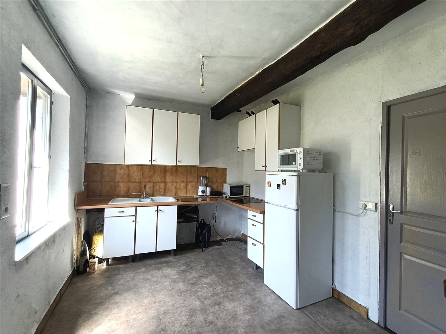 Dans un ENVIRONNEMENT CALME, MAISON ANCIENNE de PLAIN-PIED décomposée de la manière suivante : Cuisine ouverteMAILLEBOIS