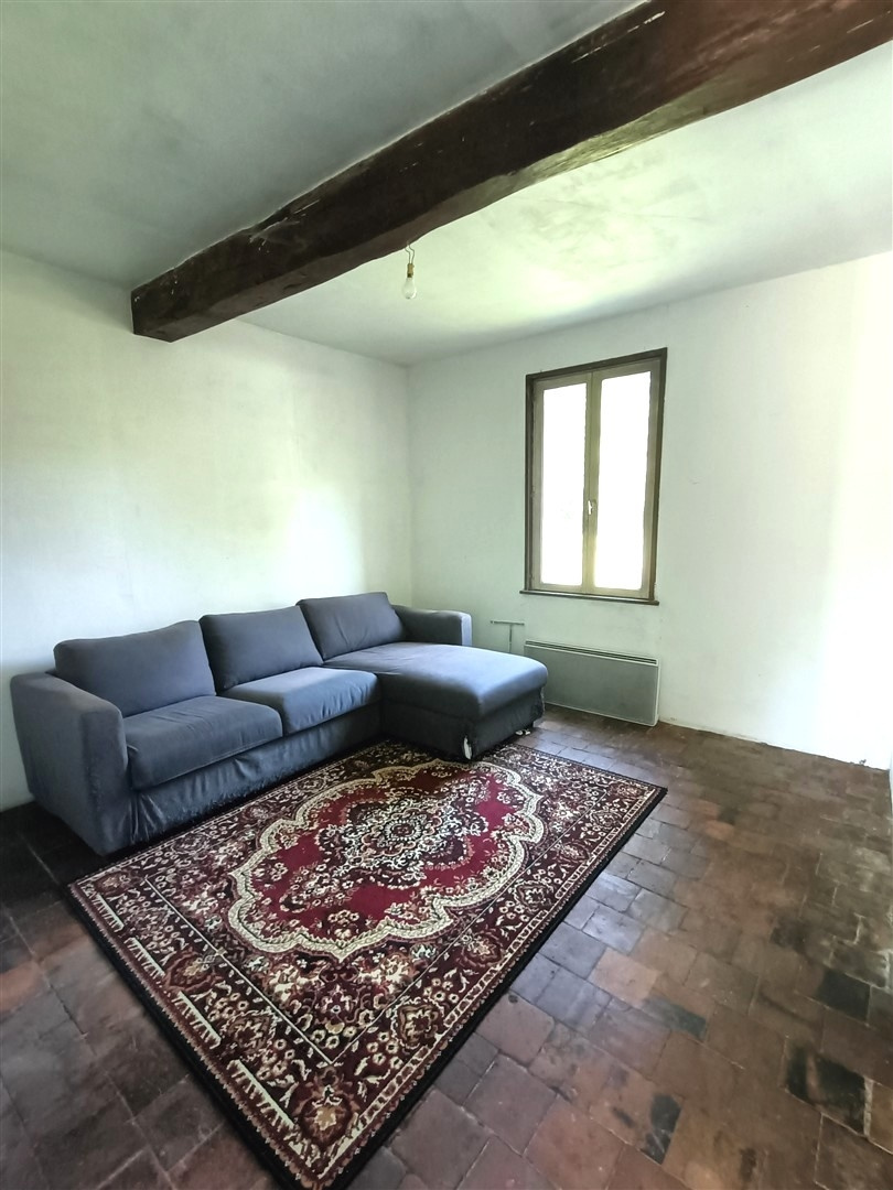 Dans un ENVIRONNEMENT CALME, MAISON ANCIENNE de PLAIN-PIED décomposée de la manière suivante : Cuisine ouverteMAILLEBOIS