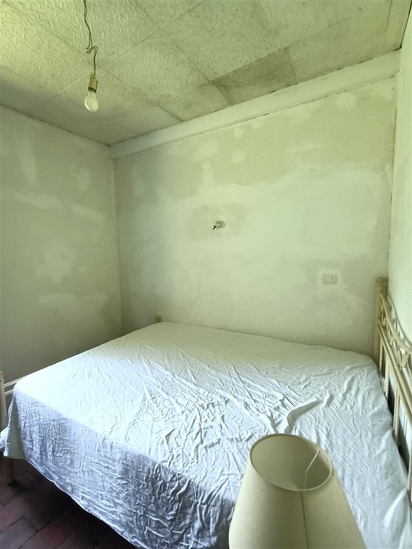 Dans un ENVIRONNEMENT CALME, MAISON ANCIENNE de PLAIN-PIED décomposée de la manière suivante : Cuisine ouverteMAILLEBOIS