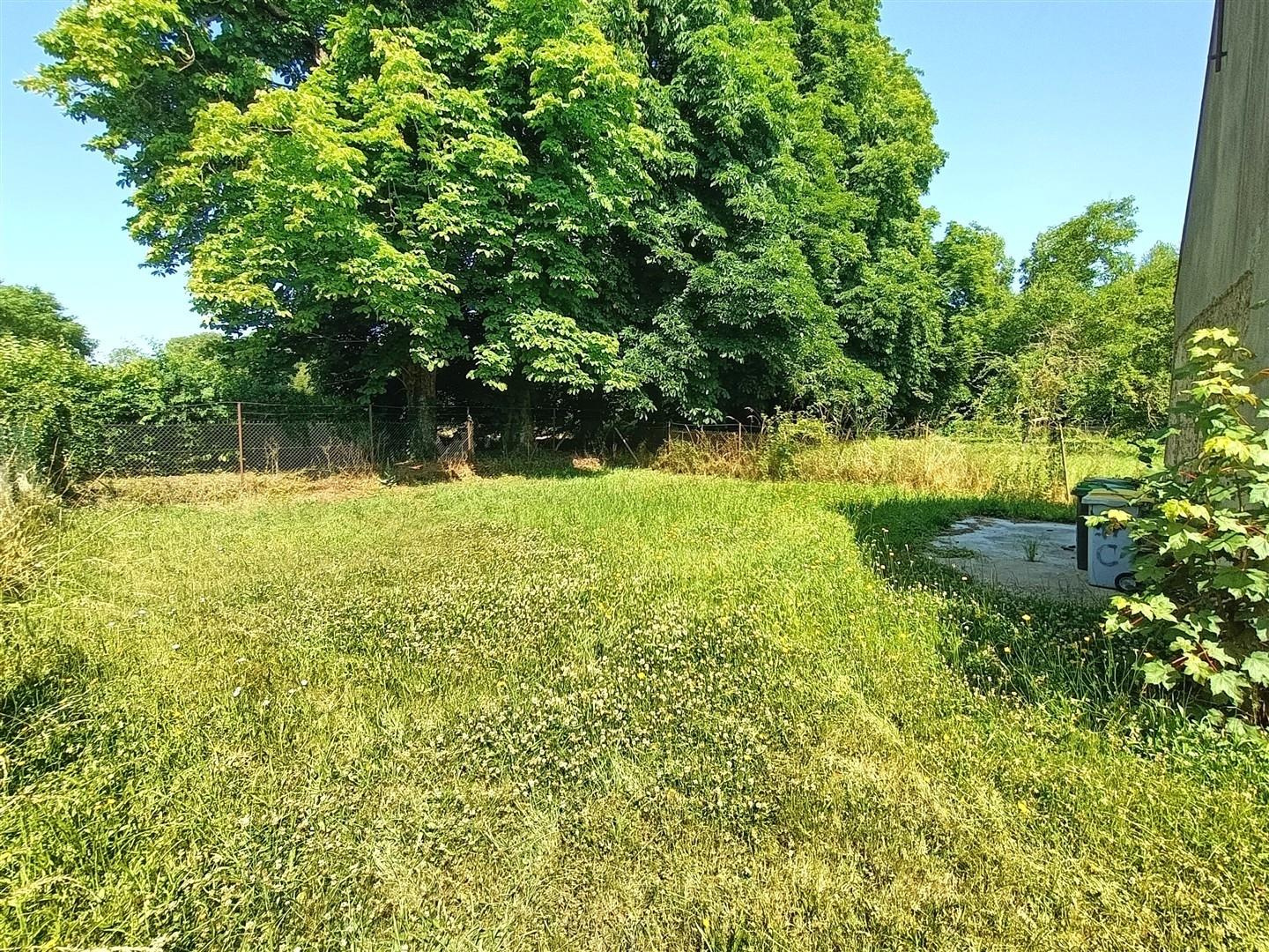 Dans un ENVIRONNEMENT CALME, MAISON ANCIENNE de PLAIN-PIED décomposée de la manière suivante : Cuisine ouverteMAILLEBOIS