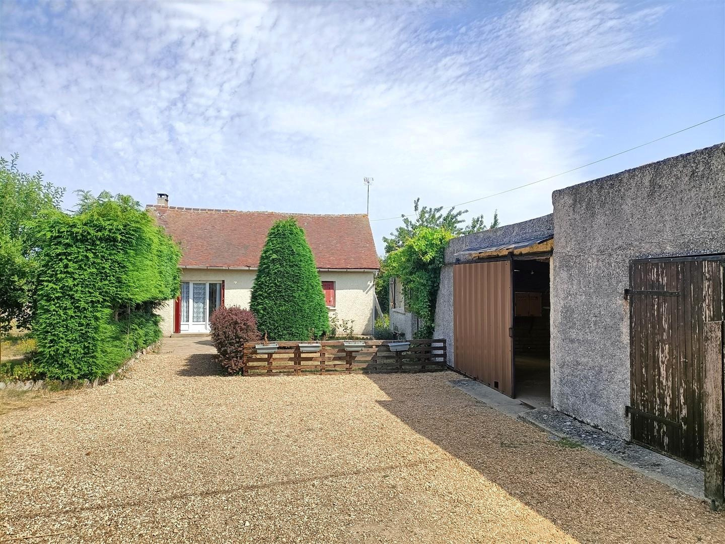 À l'abri des regards et dans un environnement calme, MAISON ANCIENNE de PLAIN-PIED À RAFRAICHIR comprenant : EAxe BREZOLLES - DREUX
