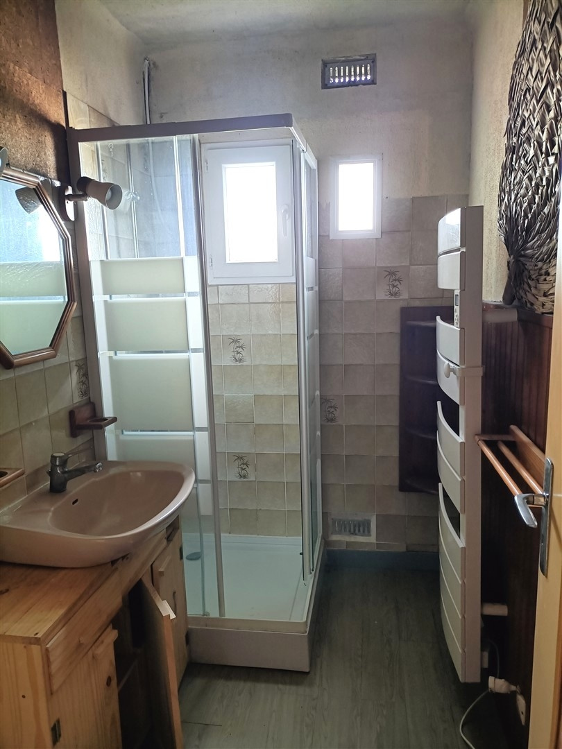 À l'abri des regards et dans un environnement calme, MAISON ANCIENNE de PLAIN-PIED À RAFRAICHIR comprenant : EAxe BREZOLLES - DREUX