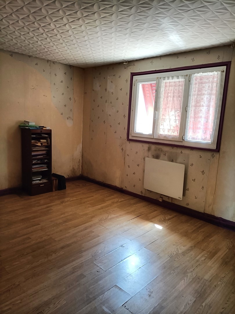 À l'abri des regards et dans un environnement calme, MAISON ANCIENNE de PLAIN-PIED À RAFRAICHIR comprenant : EAxe BREZOLLES - DREUX