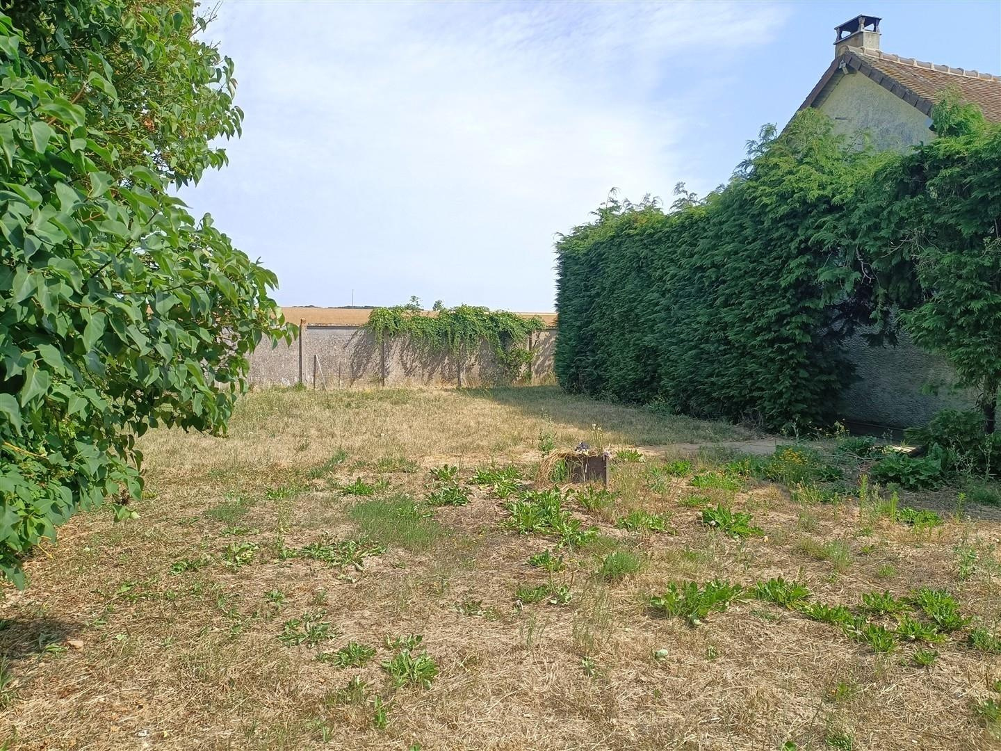 À l'abri des regards et dans un environnement calme, MAISON ANCIENNE de PLAIN-PIED À RAFRAICHIR comprenant : EAxe BREZOLLES - DREUX