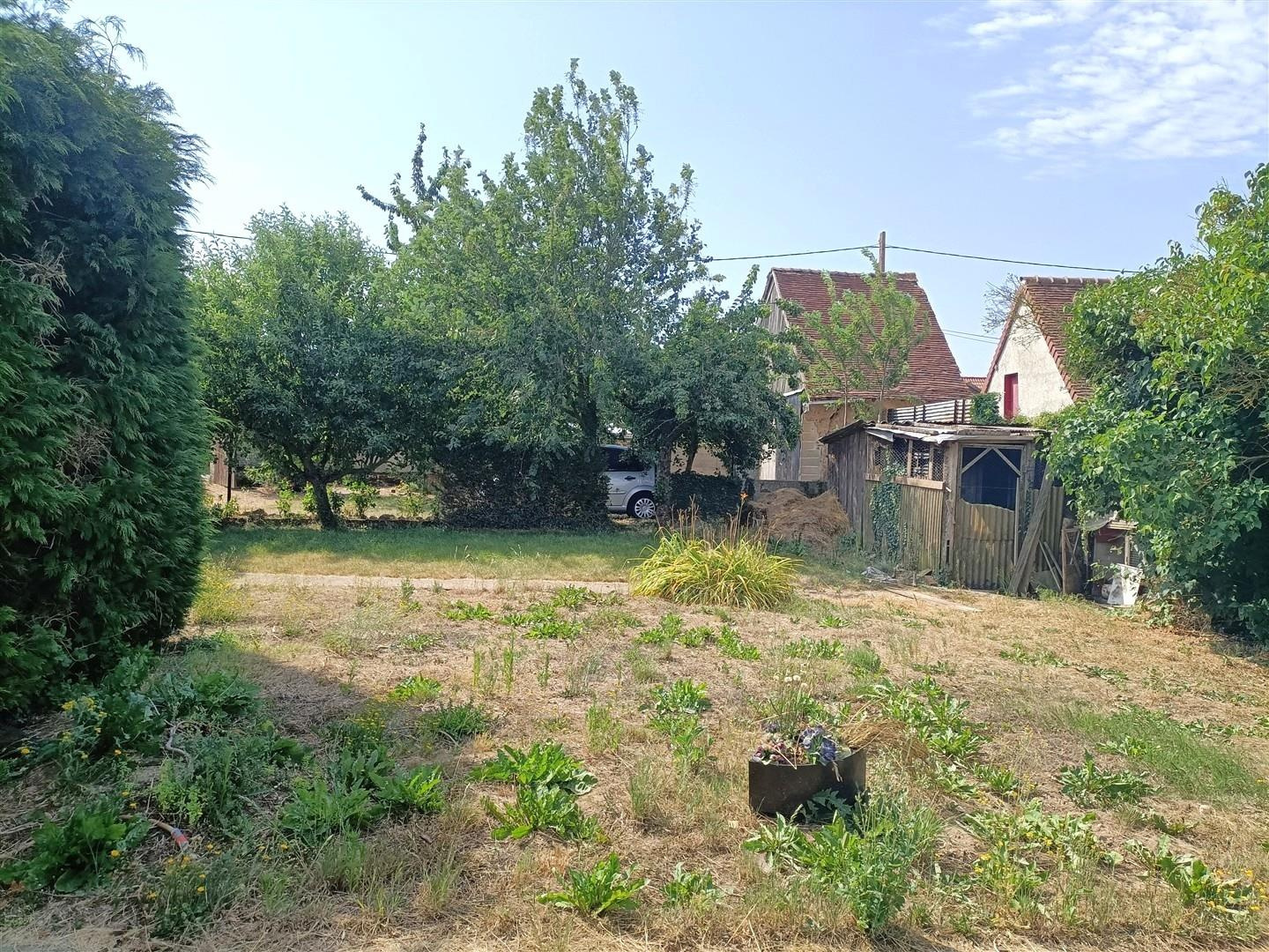 À l'abri des regards et dans un environnement calme, MAISON ANCIENNE de PLAIN-PIED À RAFRAICHIR comprenant : EAxe BREZOLLES - DREUX