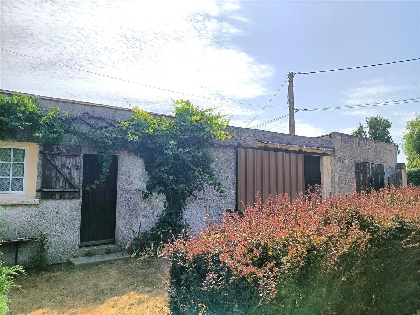 À l'abri des regards et dans un environnement calme, MAISON ANCIENNE de PLAIN-PIED À RAFRAICHIR comprenant : EAxe BREZOLLES - DREUX