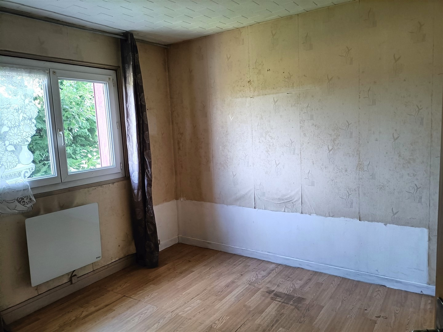 À l'abri des regards et dans un environnement calme, MAISON ANCIENNE de PLAIN-PIED À RAFRAICHIR comprenant : EAxe BREZOLLES - DREUX