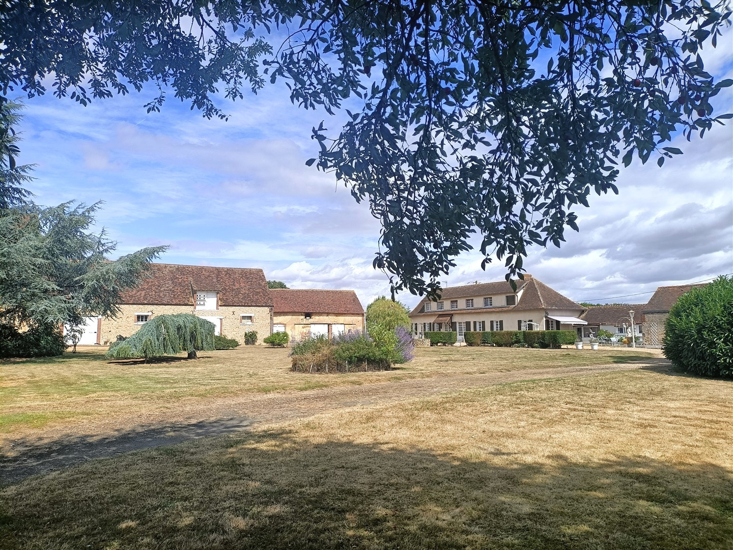 Venez découvrir ce CORPS DE FERME TRÈS BIEN ENTRETENU & OFFRANT DE BELLES POSSIBILITÉS comprenant : - Maison pCRUCEY VILLAGES