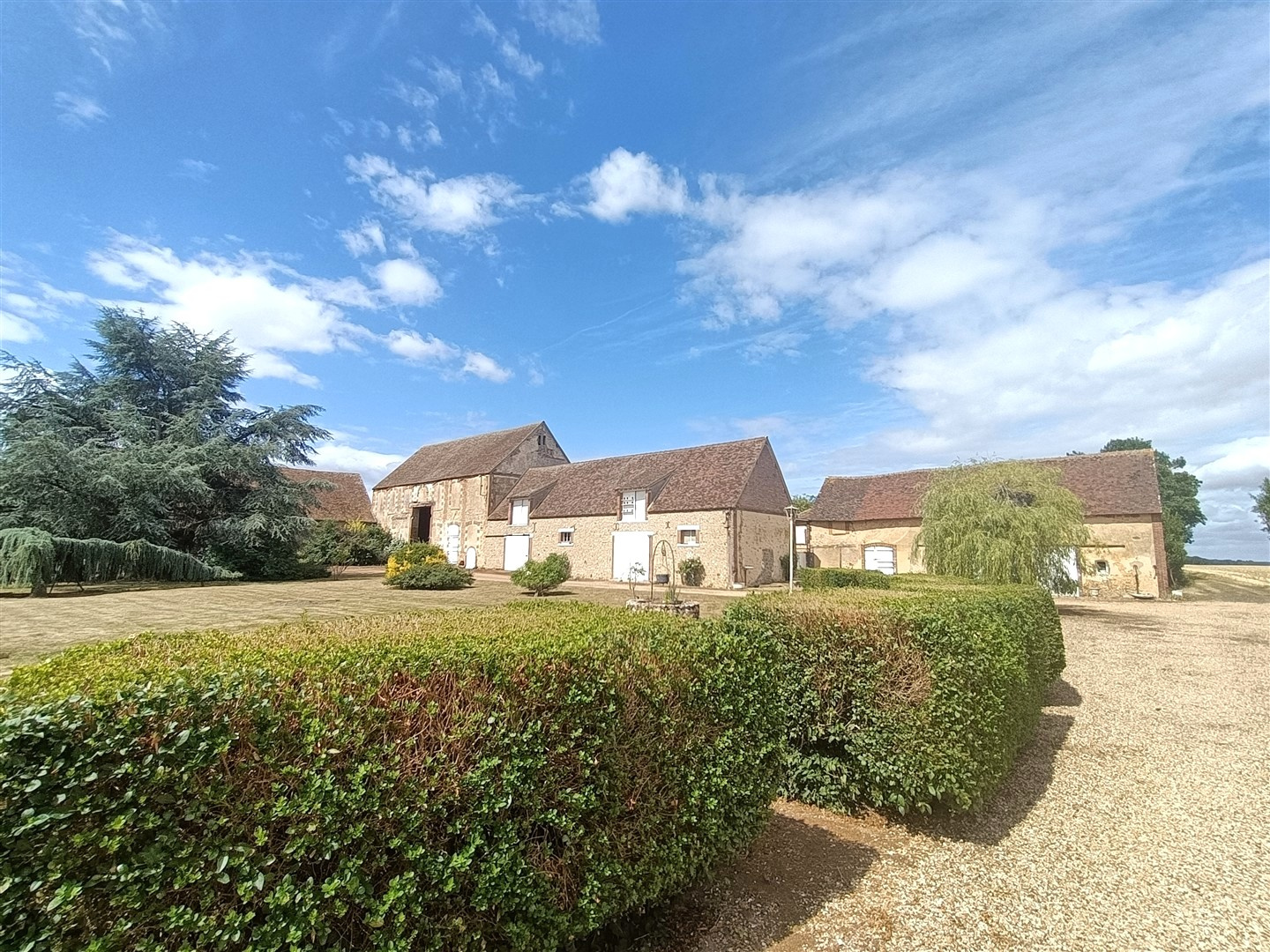 Venez découvrir ce CORPS DE FERME TRÈS BIEN ENTRETENU & OFFRANT DE BELLES POSSIBILITÉS comprenant : - Maison pCRUCEY VILLAGES