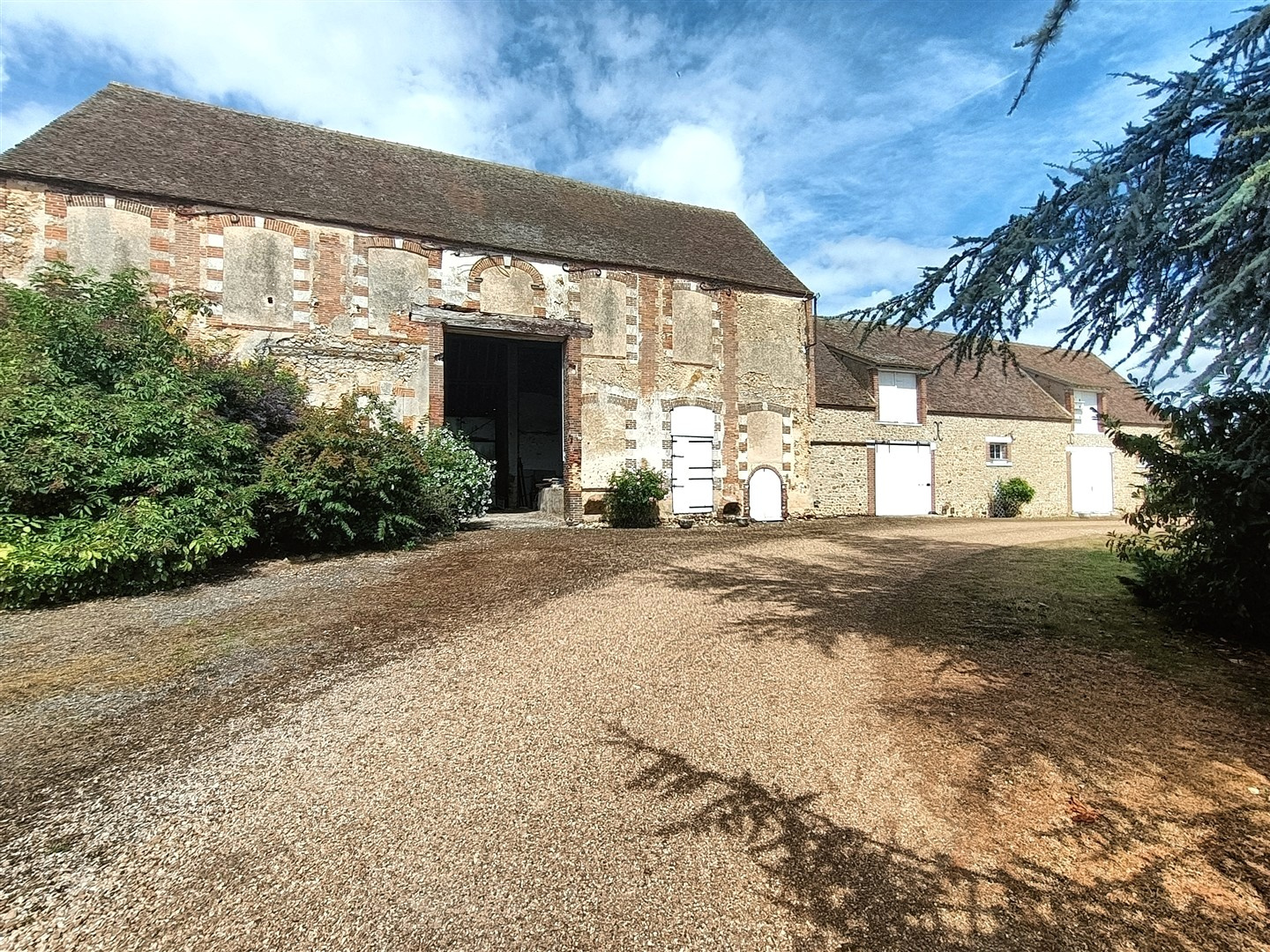 BÂTISSE D'EXCEPTION AU CADRE ENCHANTEUR !!CRUCEY VILLAGES