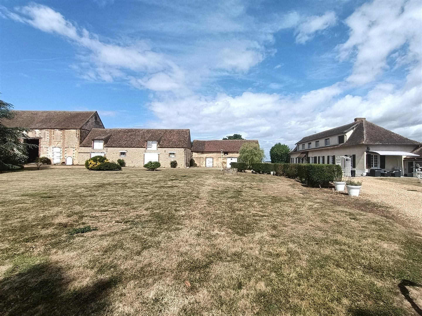 Venez découvrir ce CORPS DE FERME TRÈS BIEN ENTRETENU & OFFRANT DE BELLES POSSIBILITÉS comprenant : - Maison pCRUCEY VILLAGES