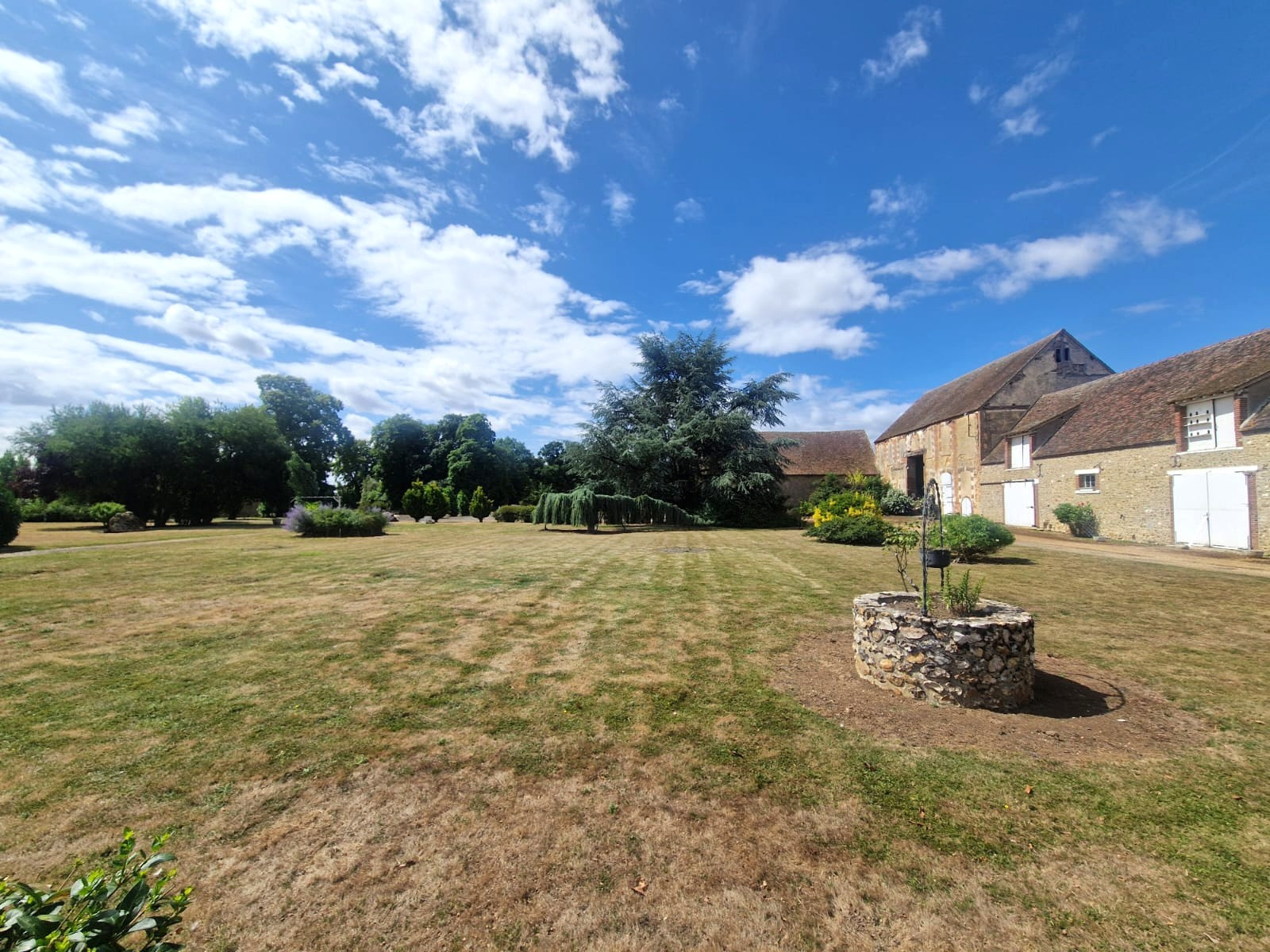 Venez découvrir ce CORPS DE FERME TRÈS BIEN ENTRETENU & OFFRANT DE BELLES POSSIBILITÉS comprenant : - Maison pCRUCEY VILLAGES
