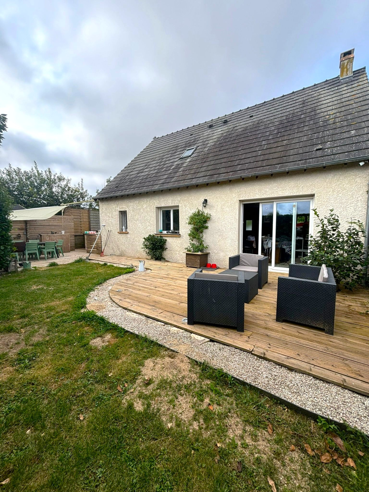 Maison familiale avec piscine et vaste terrain arboré !