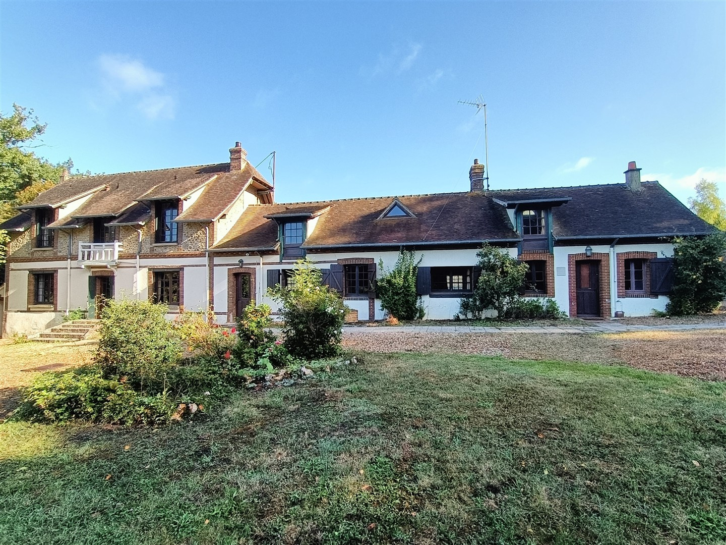 MAGNIFIQUE MAISON DANS UN ECRIN DE VERDURE...BREZOLLES