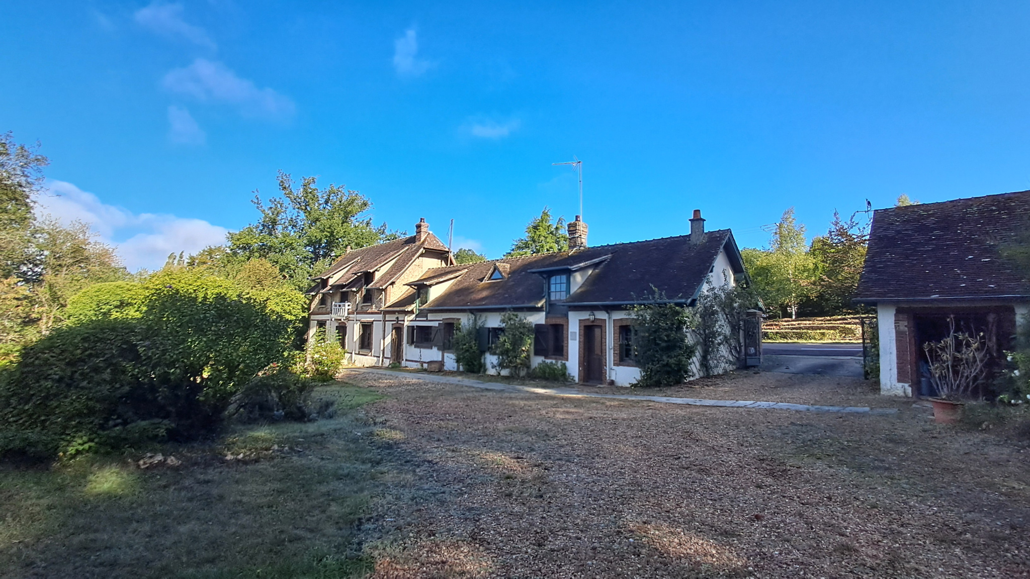 MAGNIFIQUE MAISON DANS UN ECRIN DE VERDURE...BREZOLLES