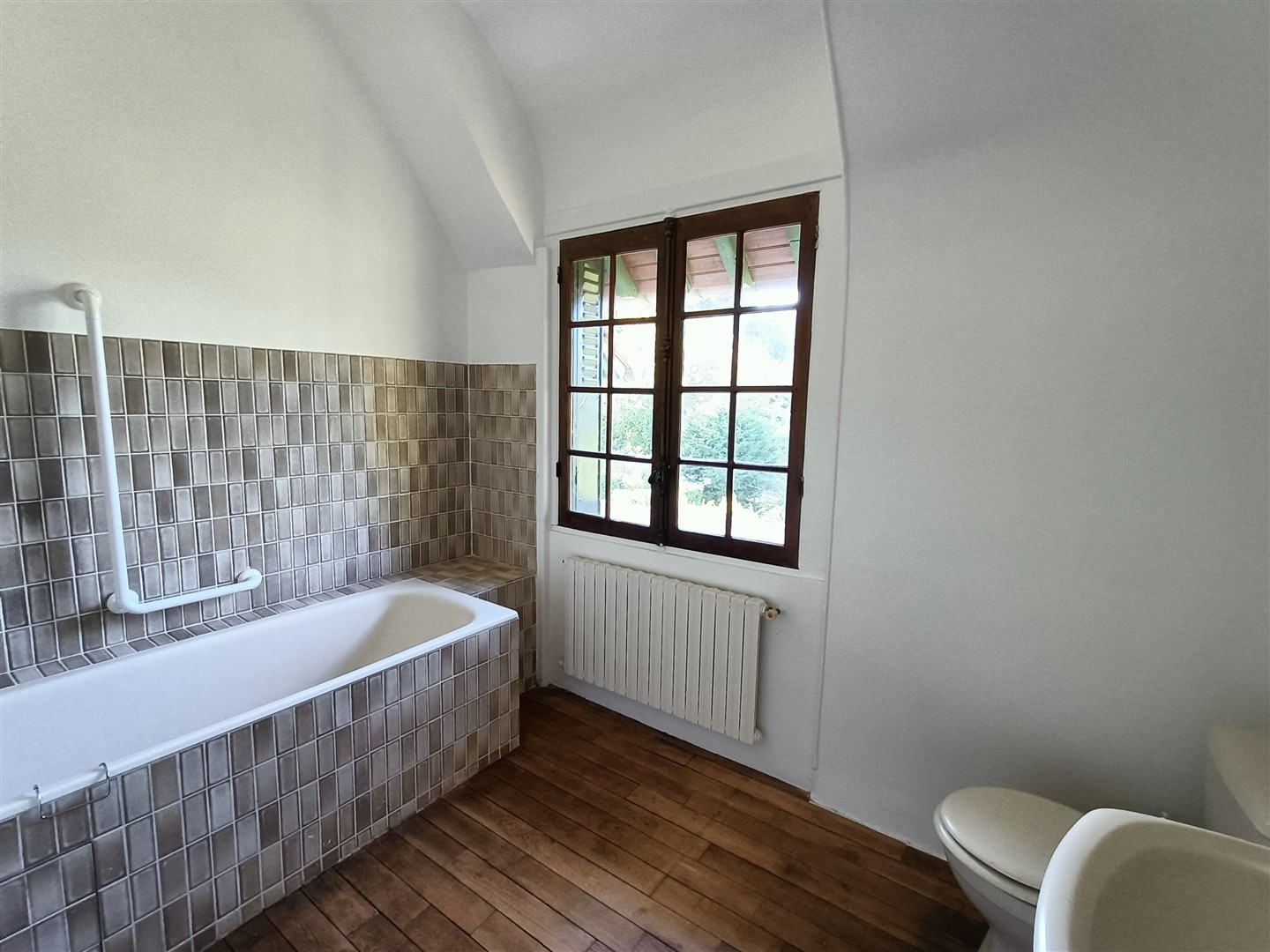 JOLIE MAISON ANCIENNEBREZOLLES