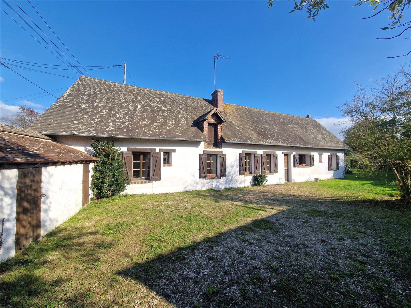 Un bien rare à découvrir sans tarder, offrant un beau potentiel pour créer la maison de vos rêves !Secteur NONANCOURT