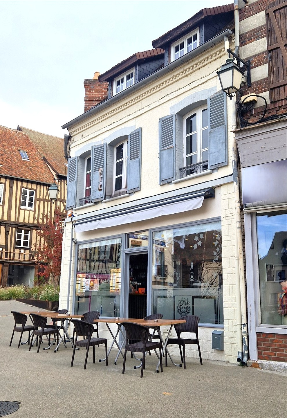 Immeuble de caractère avec local commercial loué et appartementNONANCOURT, Ttes commodités