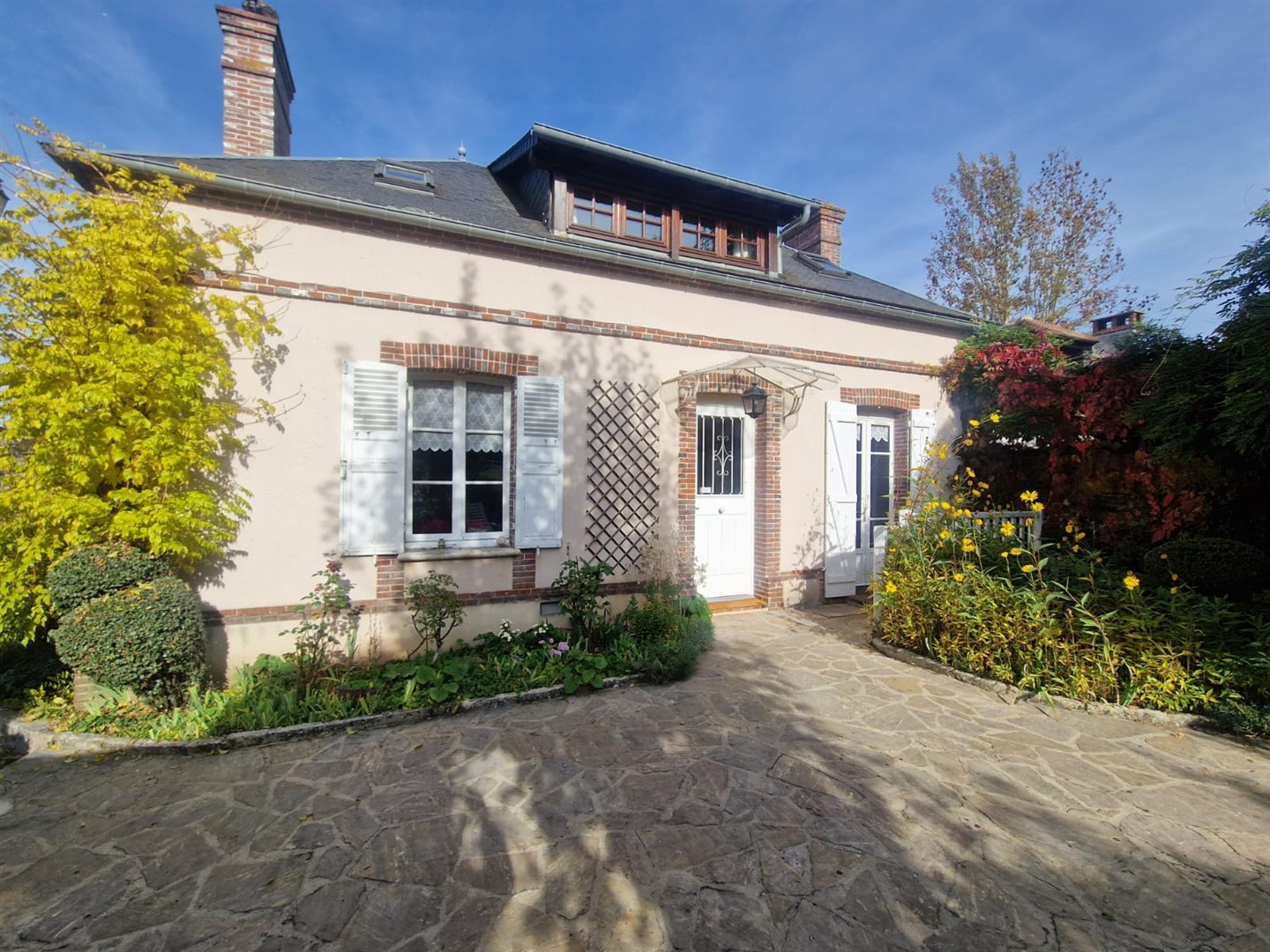 Un bien rare à visiter sans tarder, alliant authenticité, volumes et possibilités d'évolution !DAMPIERRE-SUR-AVRE