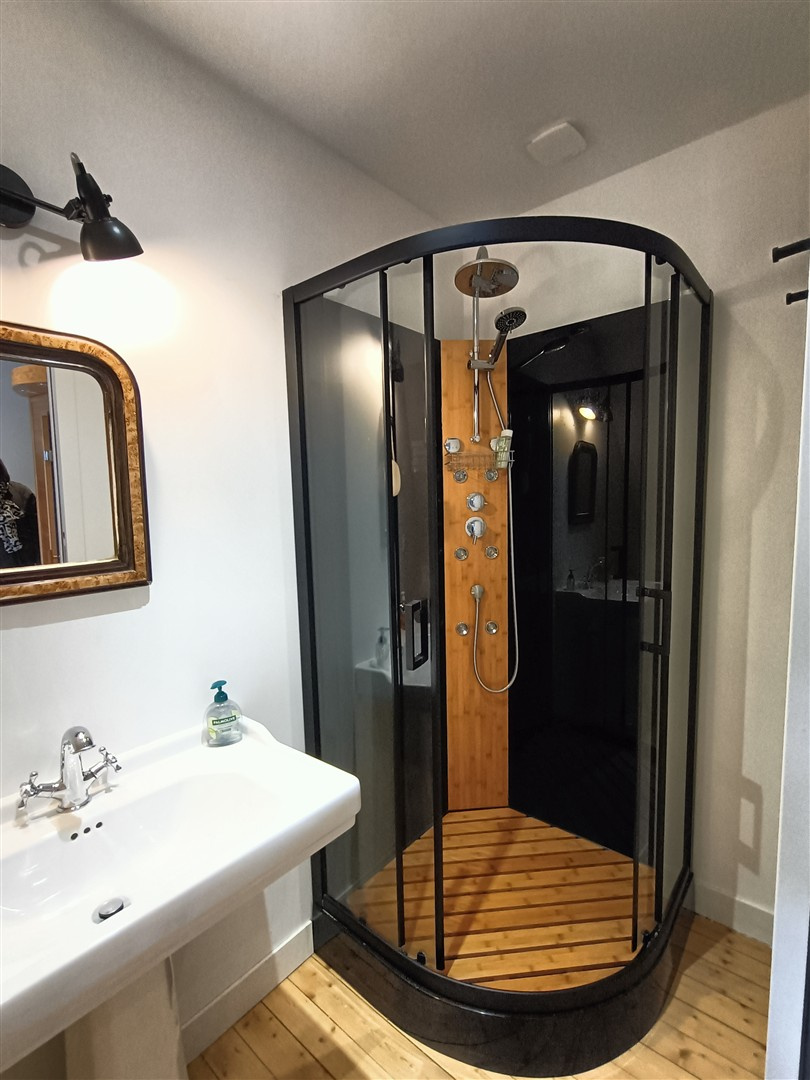 PROPRIETE DANS HAMEAU AU CALME