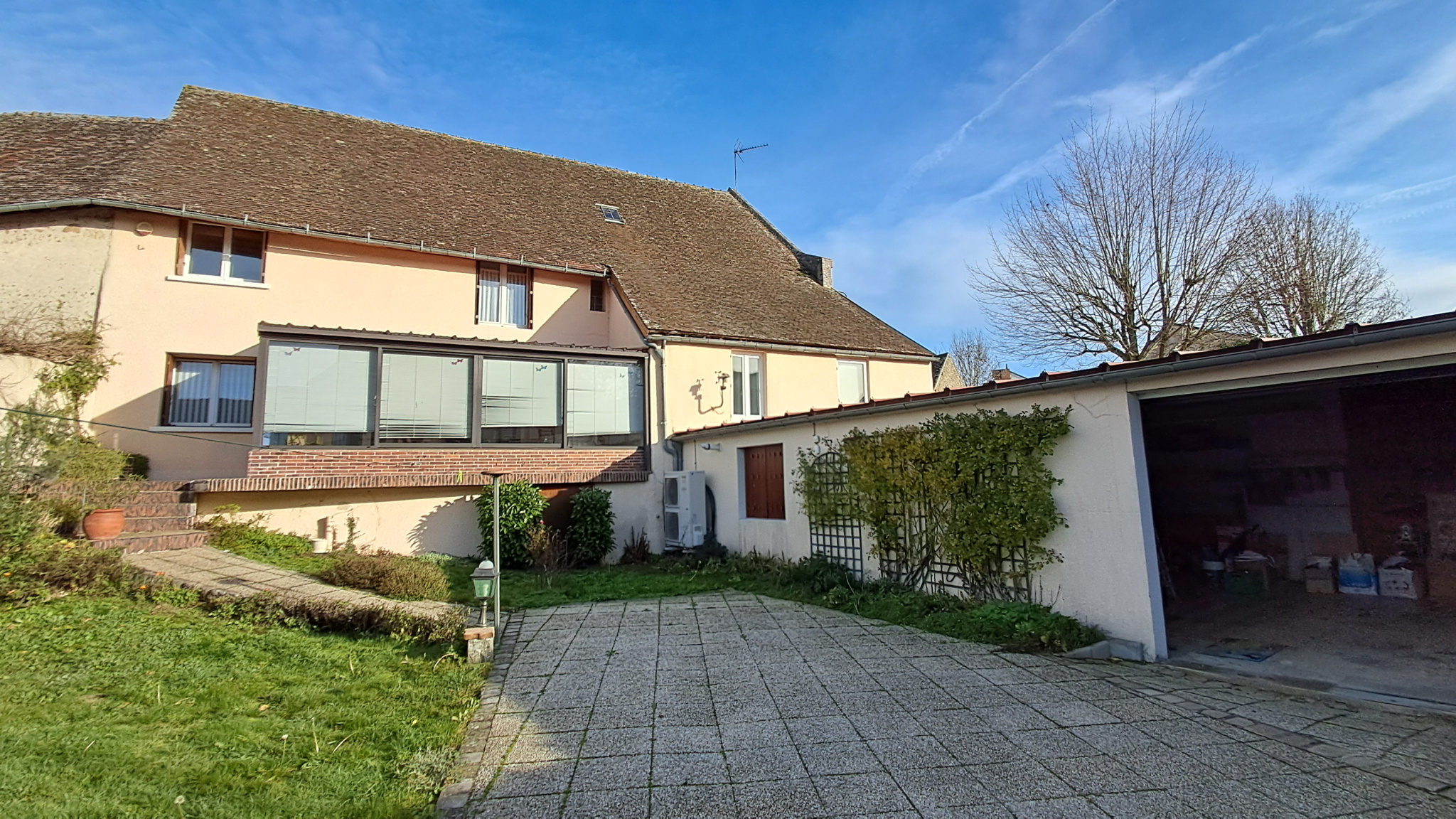 MAISON avec  volumes généreux située proche commodités et écoles.15\' DREUX