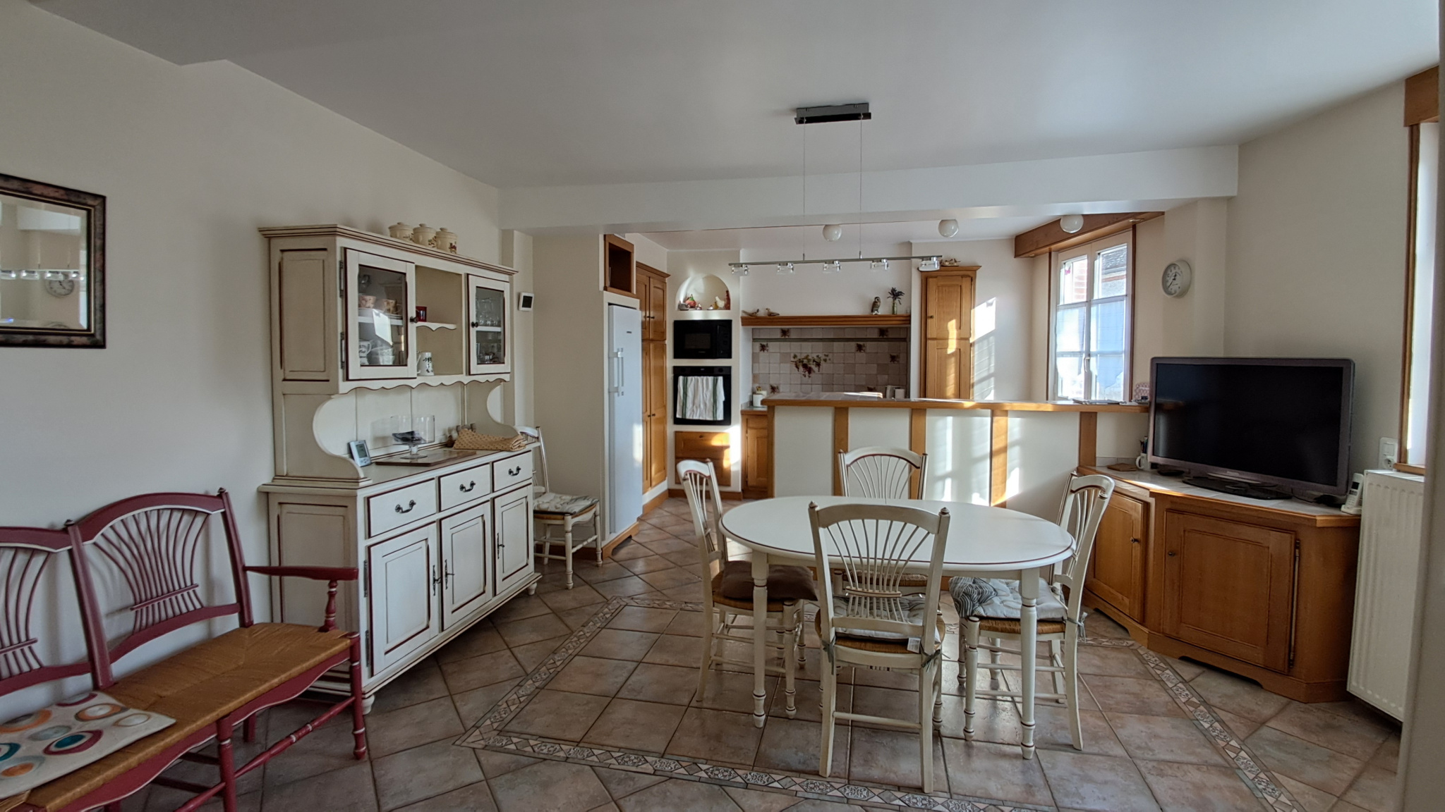 MAISON avec  volumes généreux située proche commodités et écoles.15\' DREUX