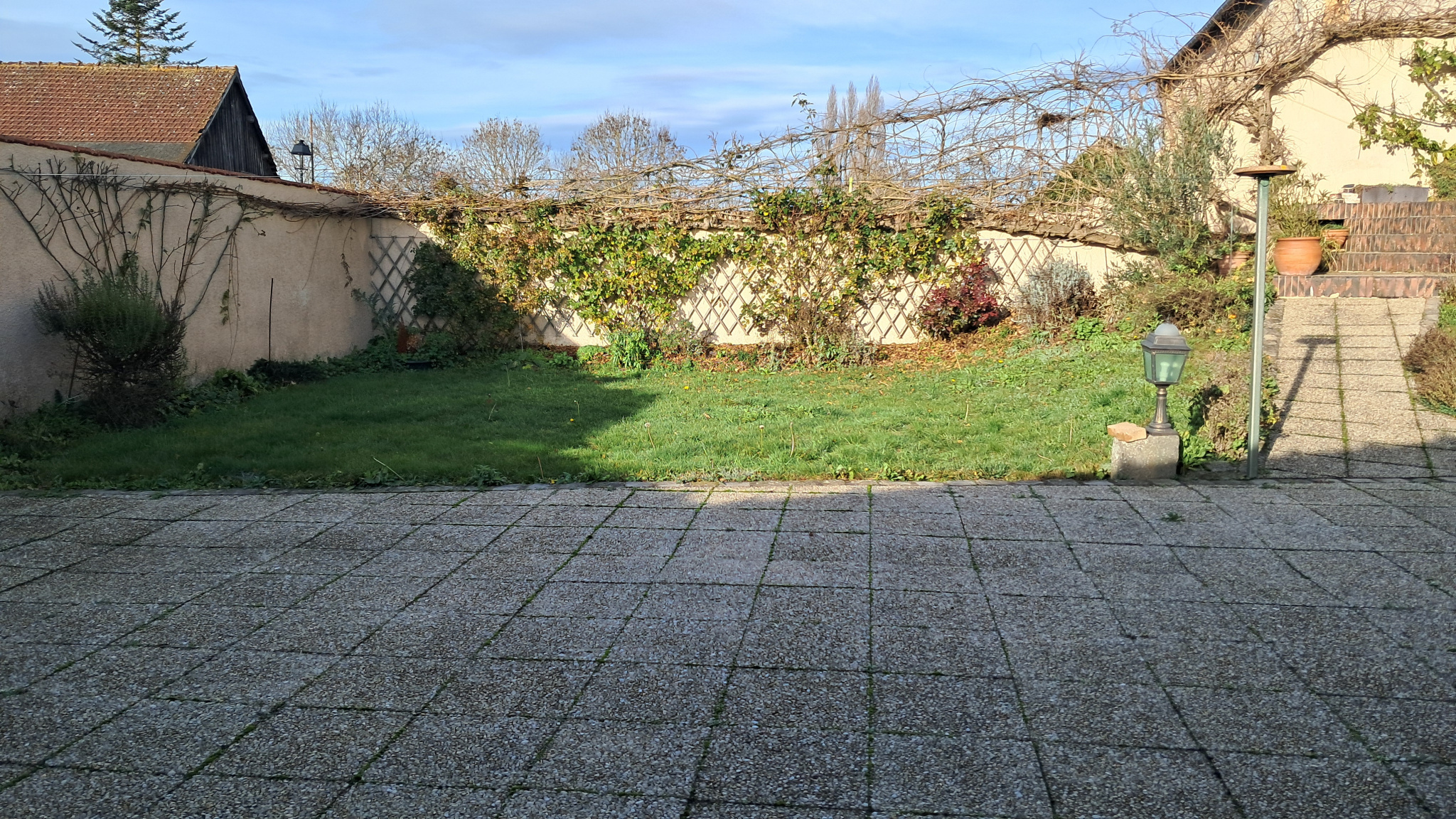 MAISON avec  volumes généreux située proche commodités et écoles.