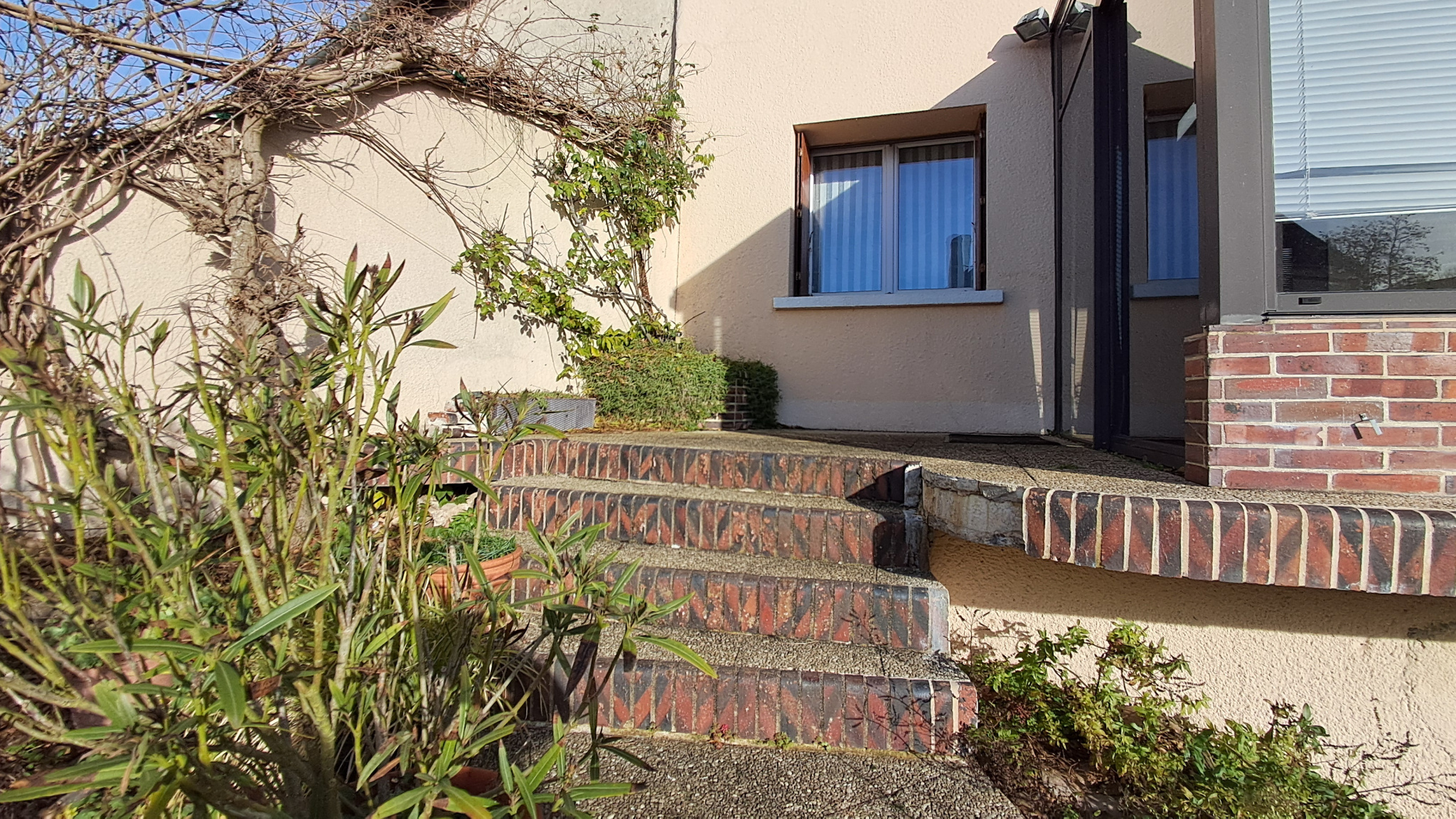 MAISON avec  volumes généreux située proche commodités et écoles.15\' DREUX