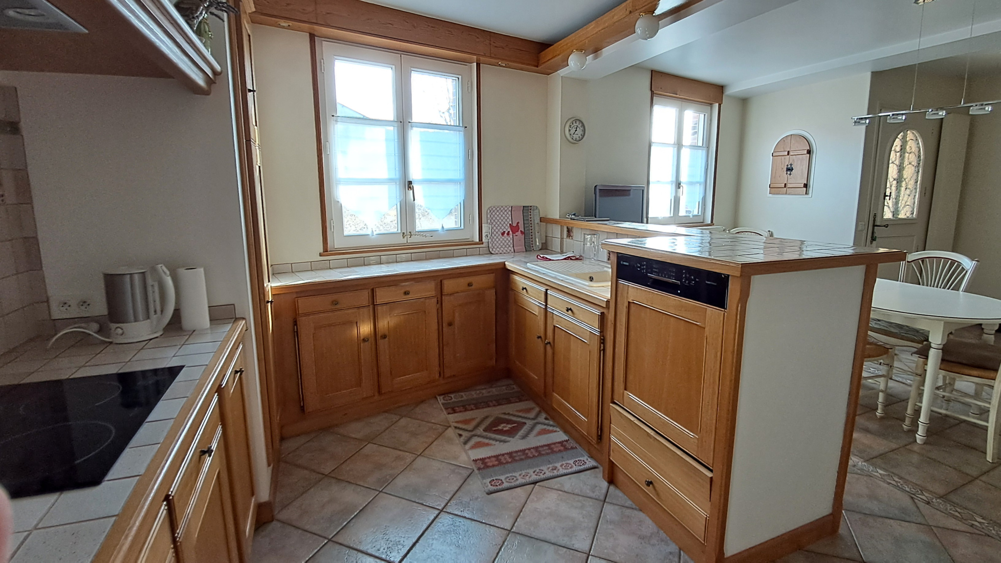 MAISON avec  volumes généreux située proche commodités et écoles.