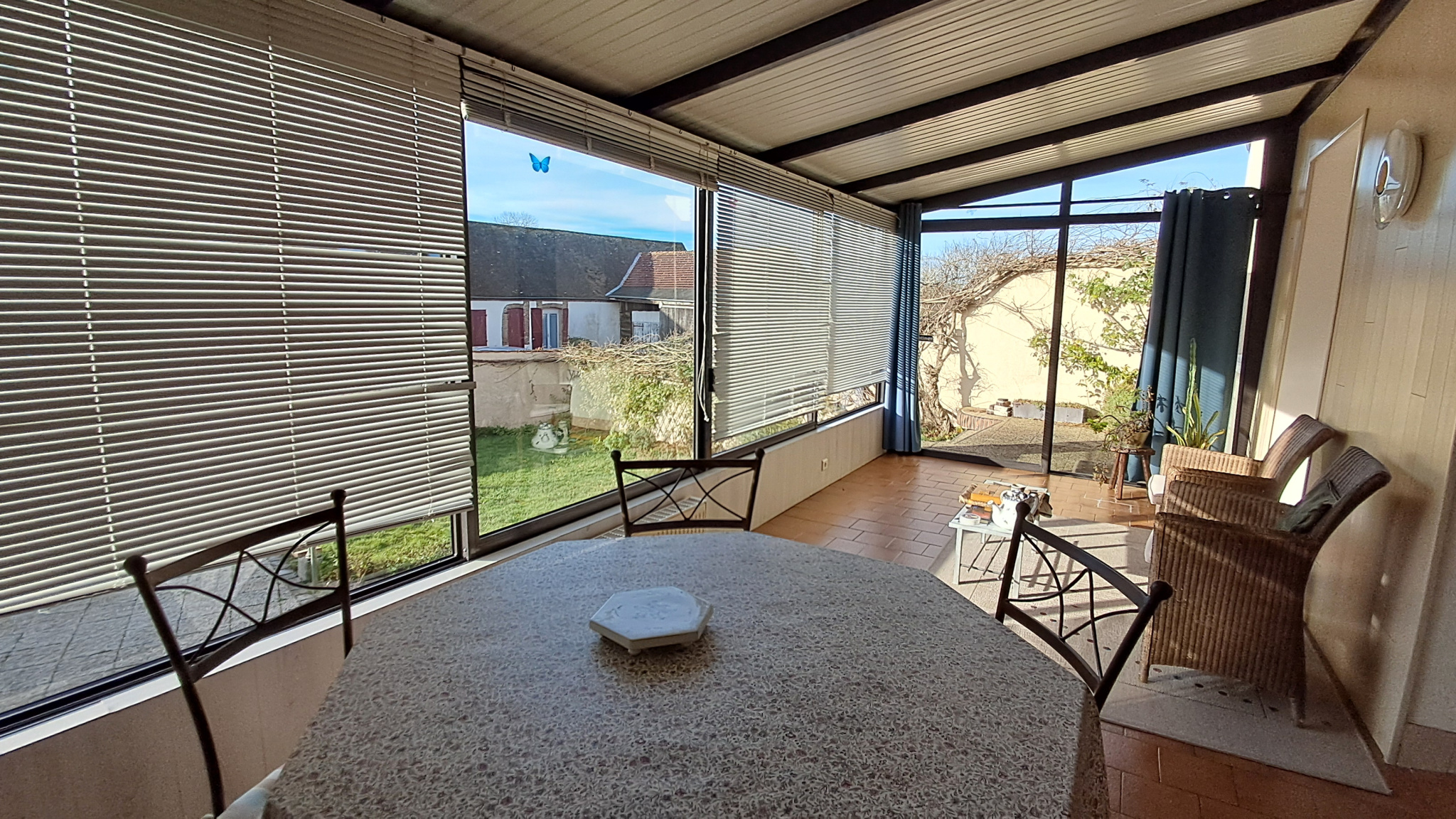 MAISON avec  volumes généreux située proche commodités et écoles.
